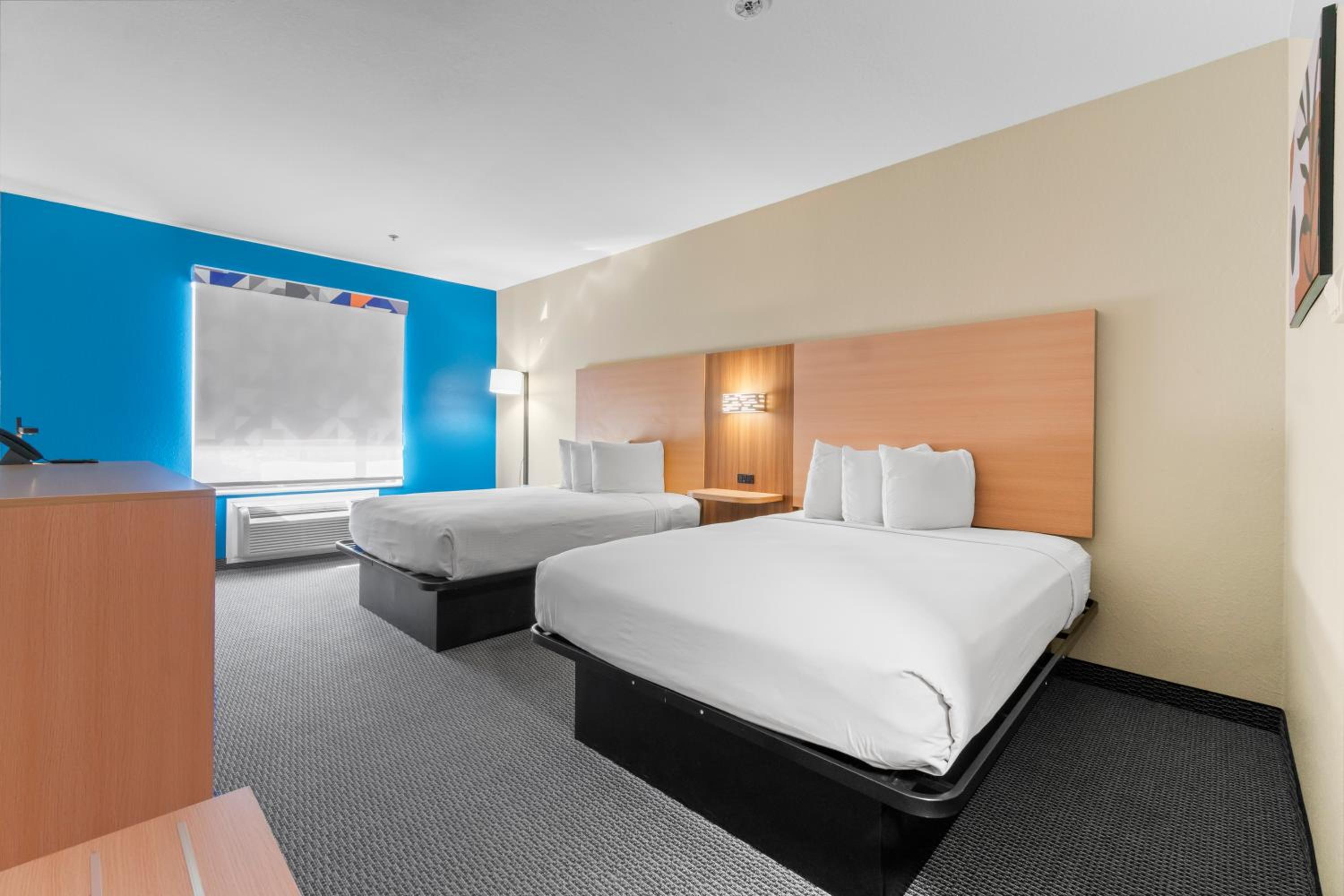 2 Queen Beds Pet Friendly Non Smoking - Photo 3