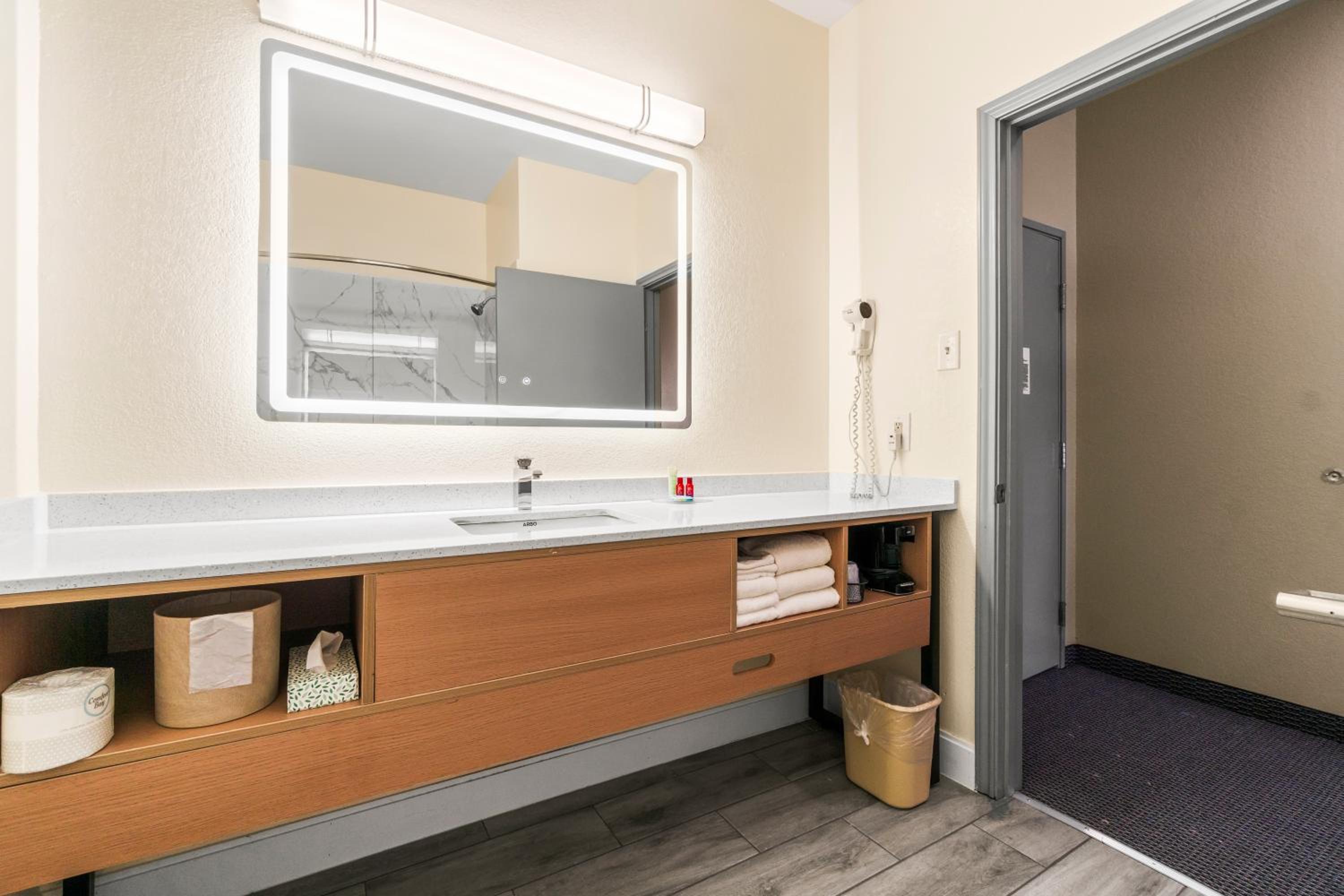 2 Queen Beds Pet Friendly Non Smoking - Photo 1