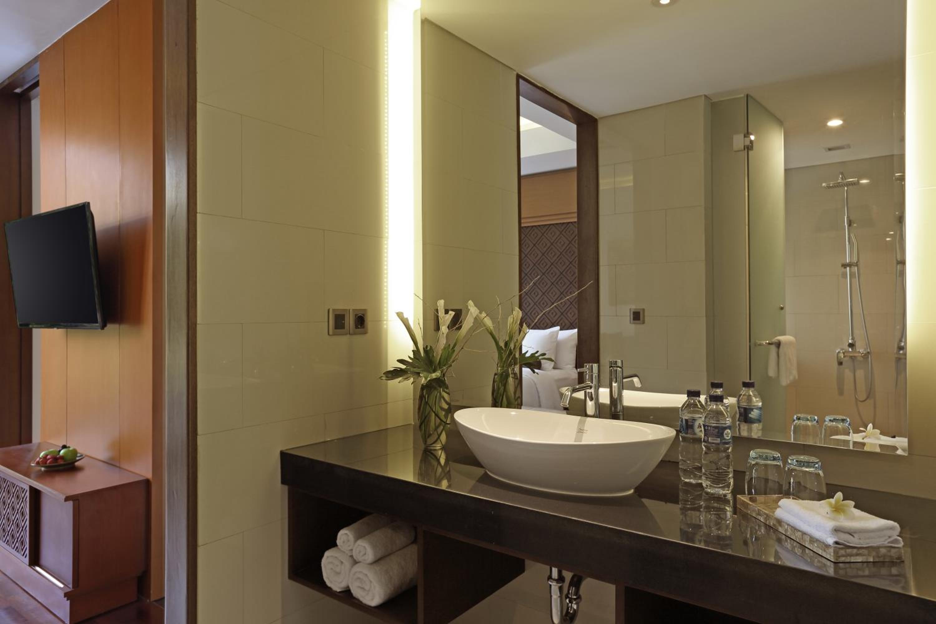 Flash Deal - Queen Suite with Pool View (Free One Time Set Menu Lunch for 2 pax with min.stay 2 nights) photo 3