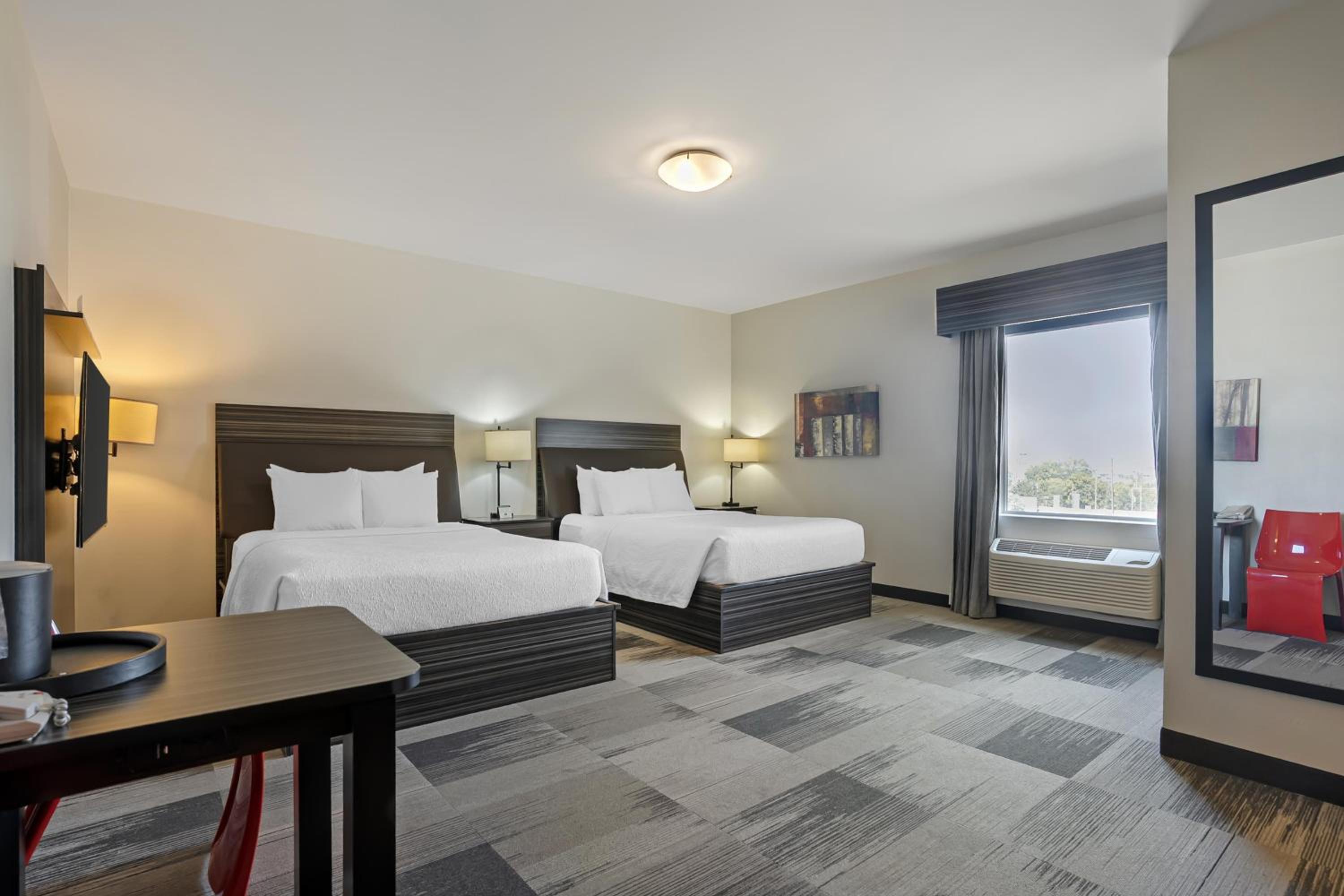 Queen Room with Two Queen Beds and Roll-In Shower - Disability/Non-Smoking photo 3
