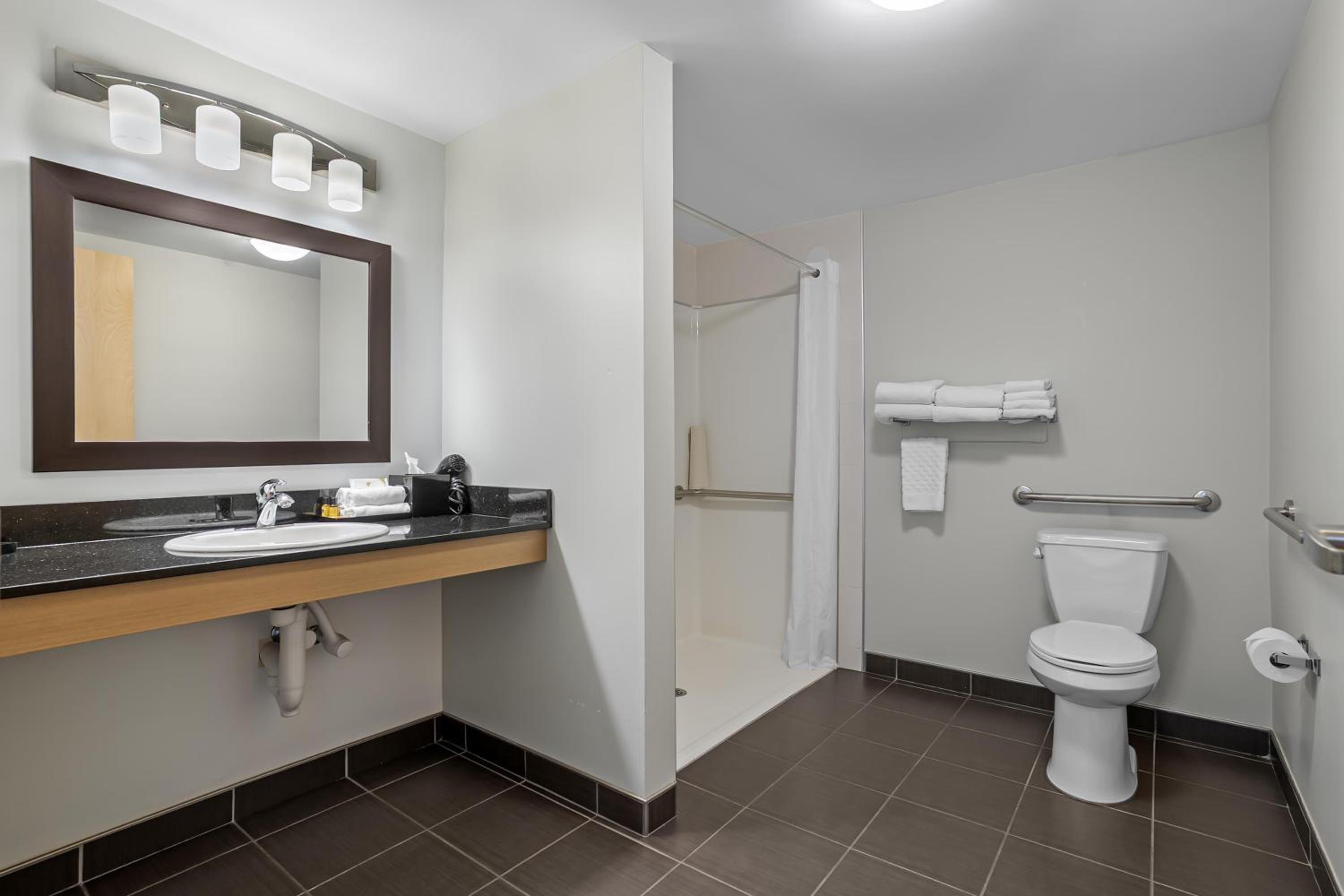Best Western Plus Airport Inn & Suites, Photo 4