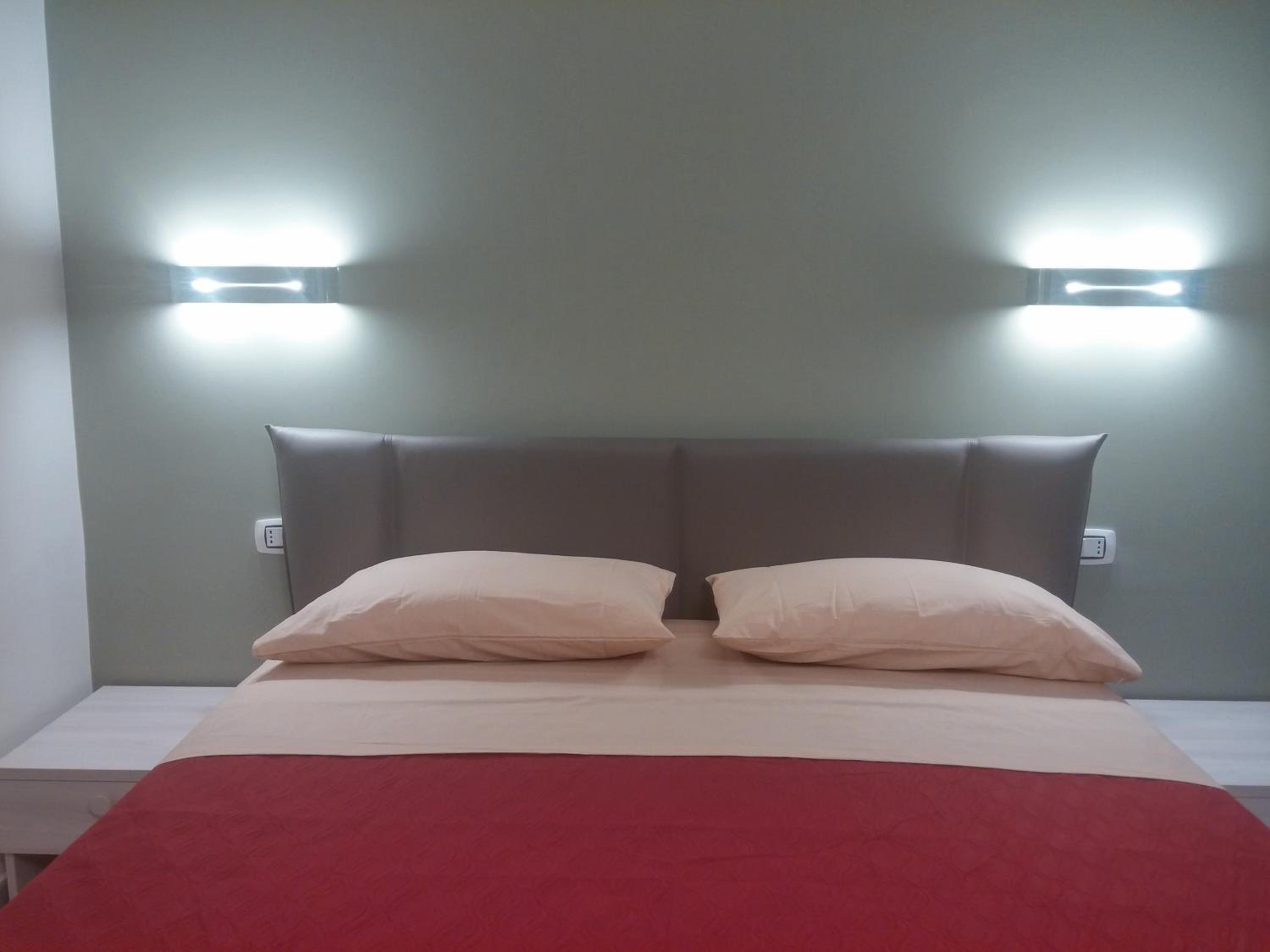 Deluxe Double Room with Shower - Photo 10