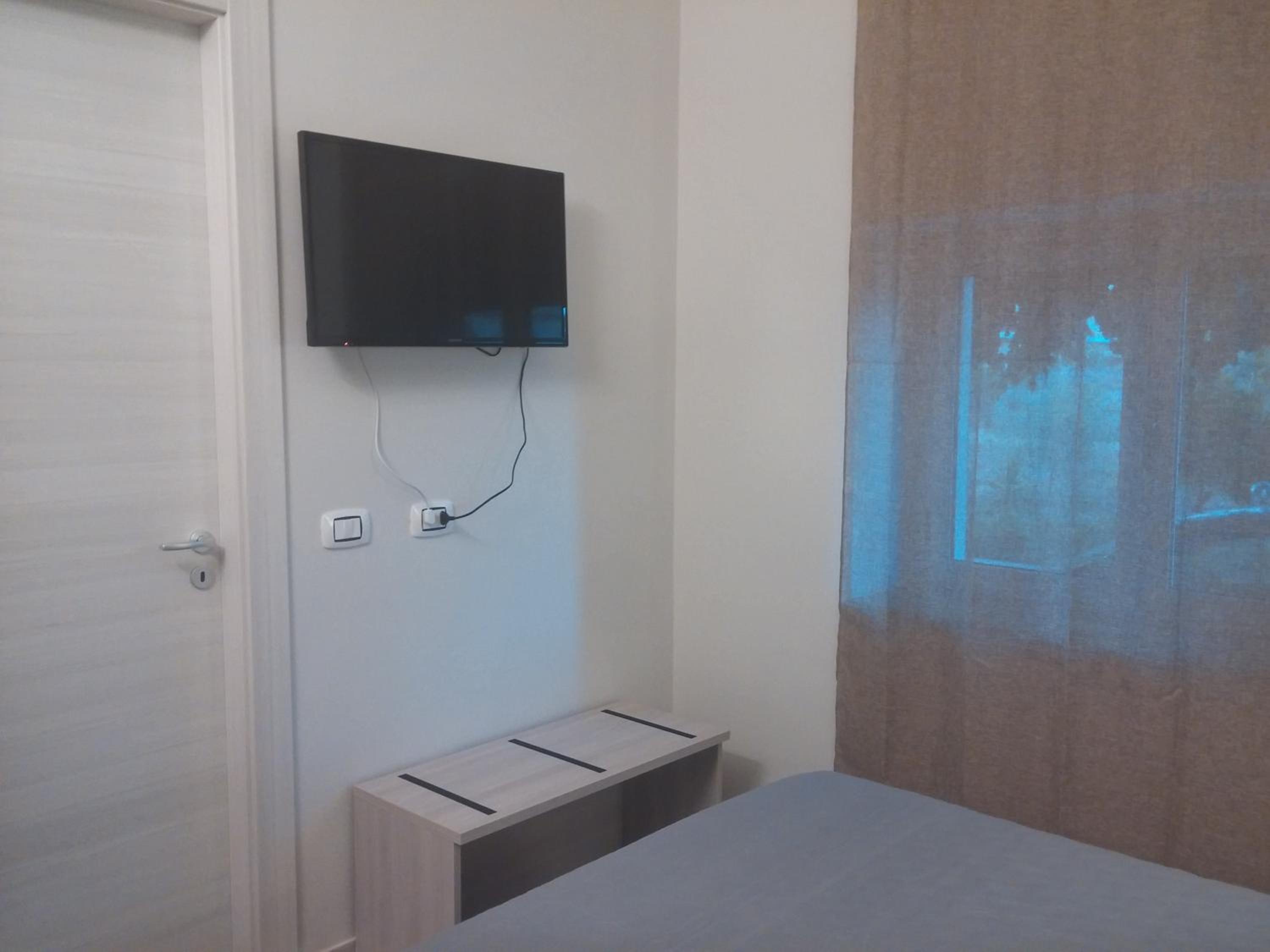 Deluxe Double Room with Shower - Photo 16