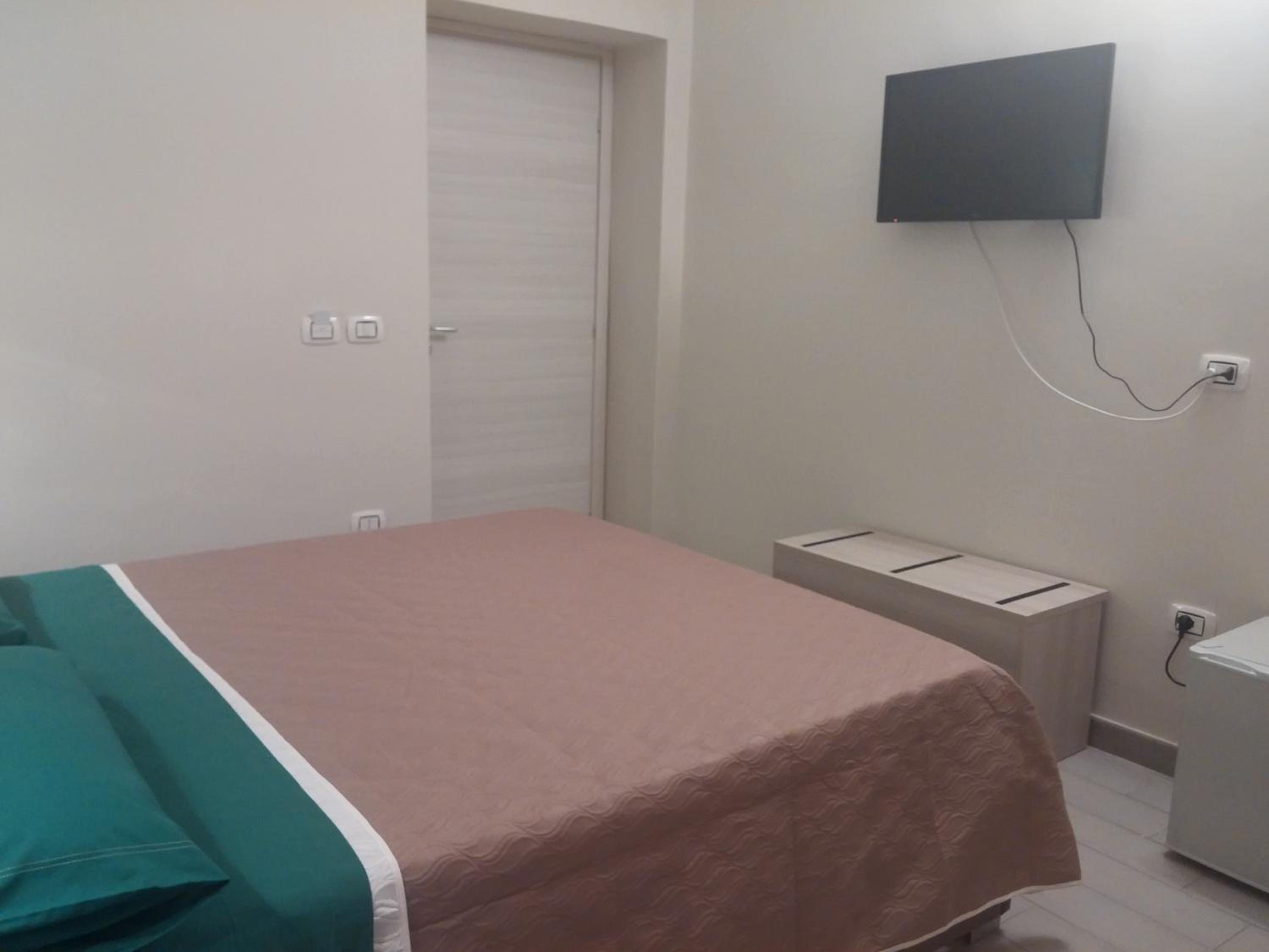 Deluxe Double Room with Shower - Photo 14