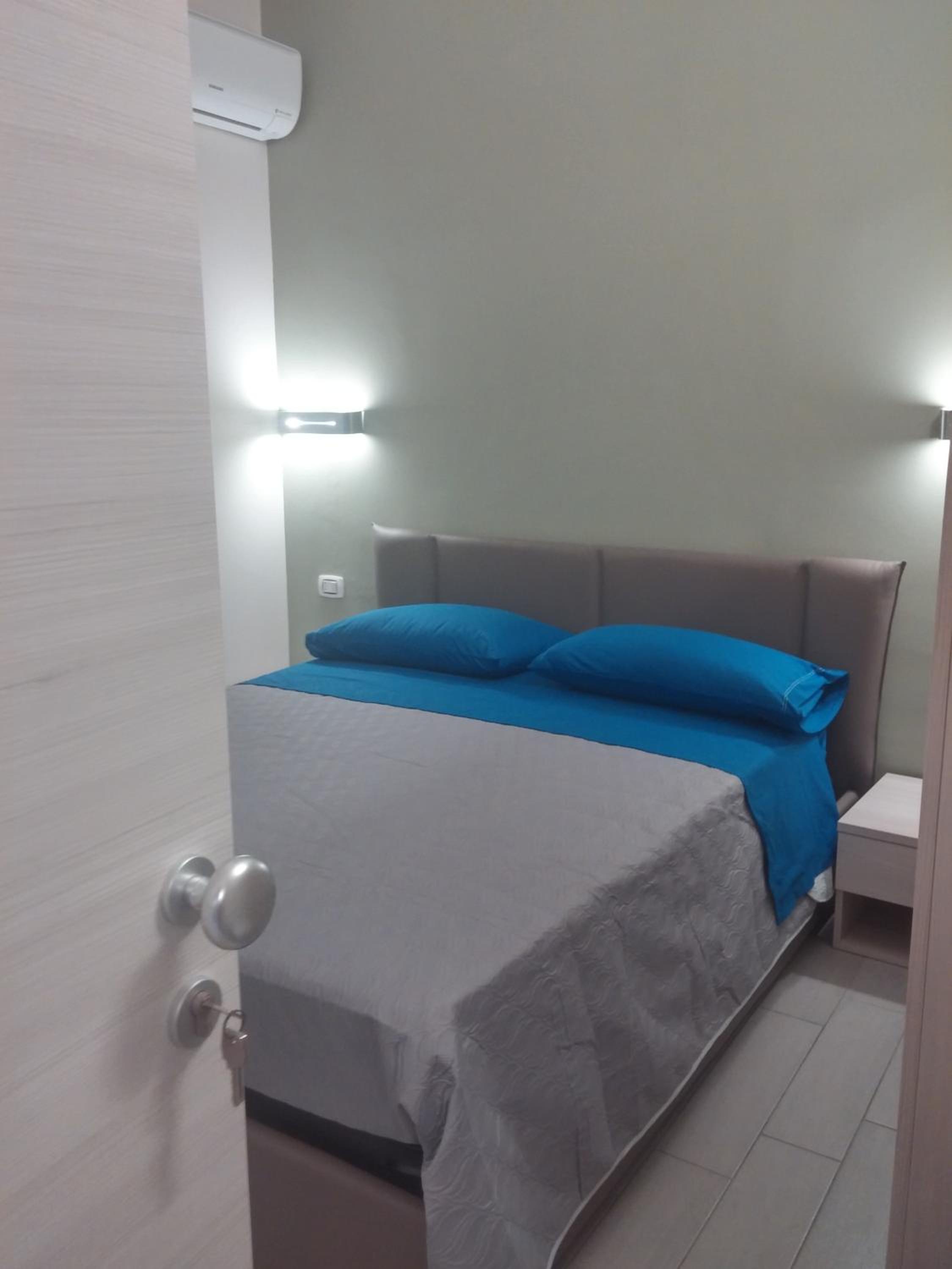 Deluxe Double Room with Shower - Photo 5