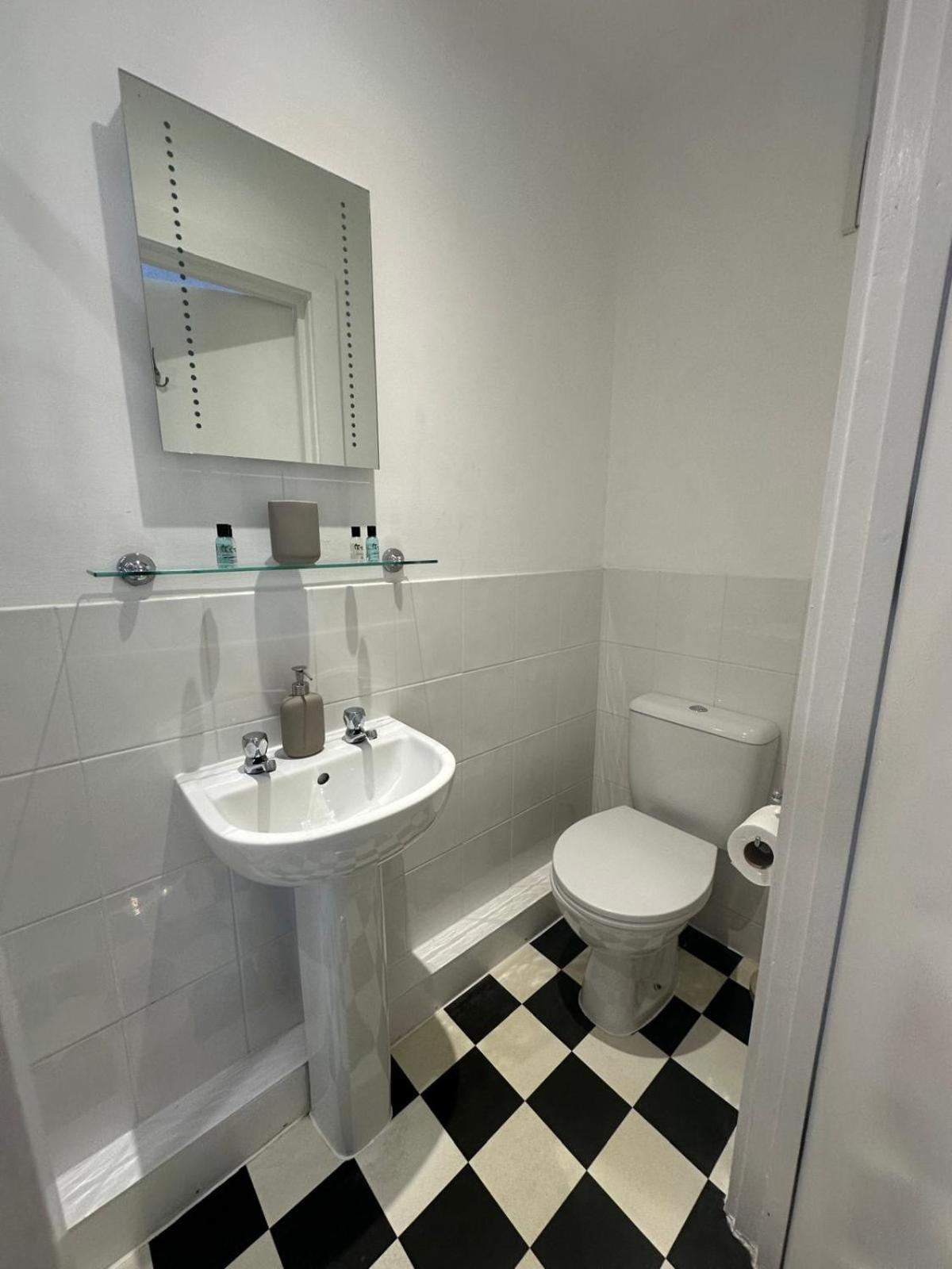 Twin Room with Private Bathroom - Photo 1