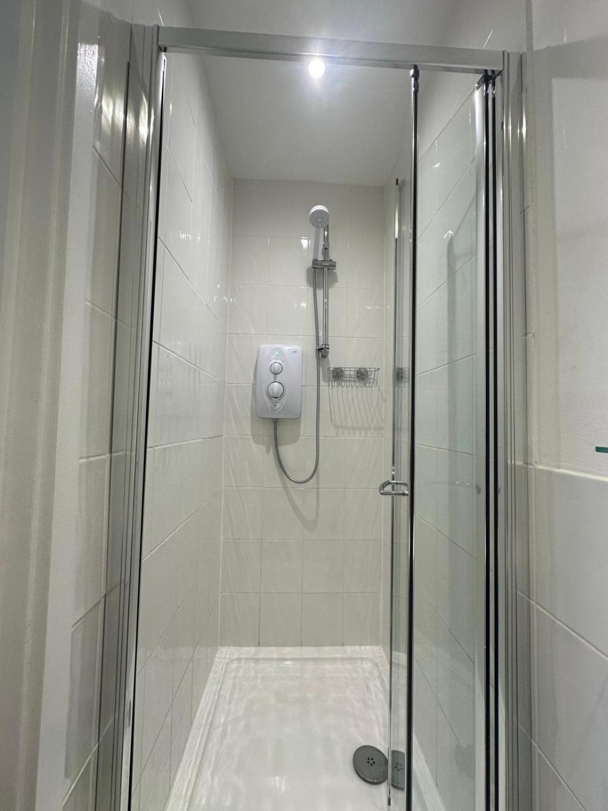 Twin Room with Private Bathroom - Photo 2