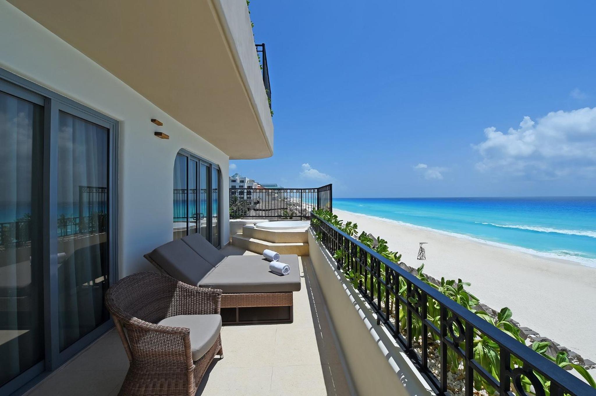 Serenity Ocean Front Suite, 1 King - Photo 2