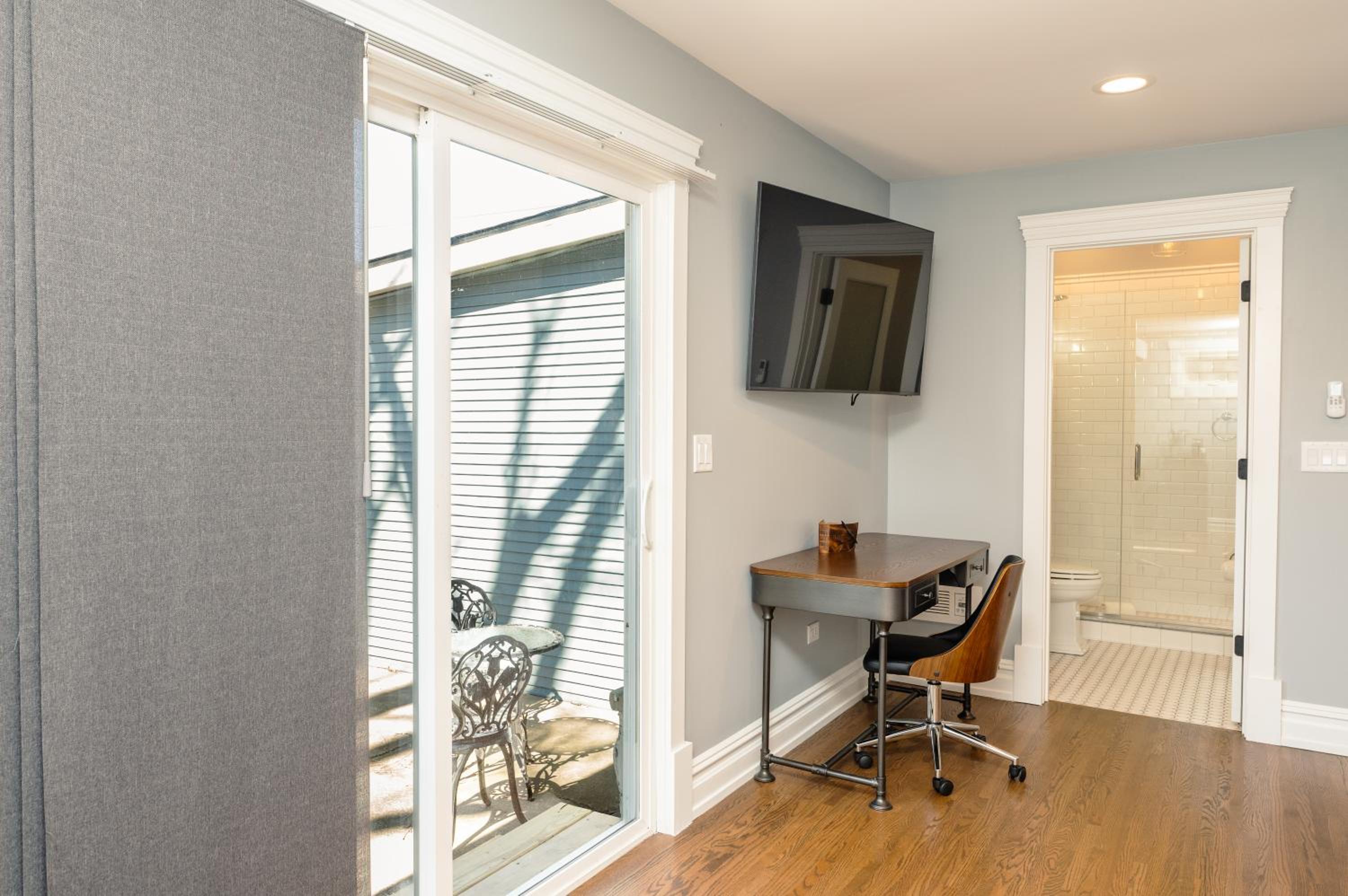 Deluxe King Suite photo 3