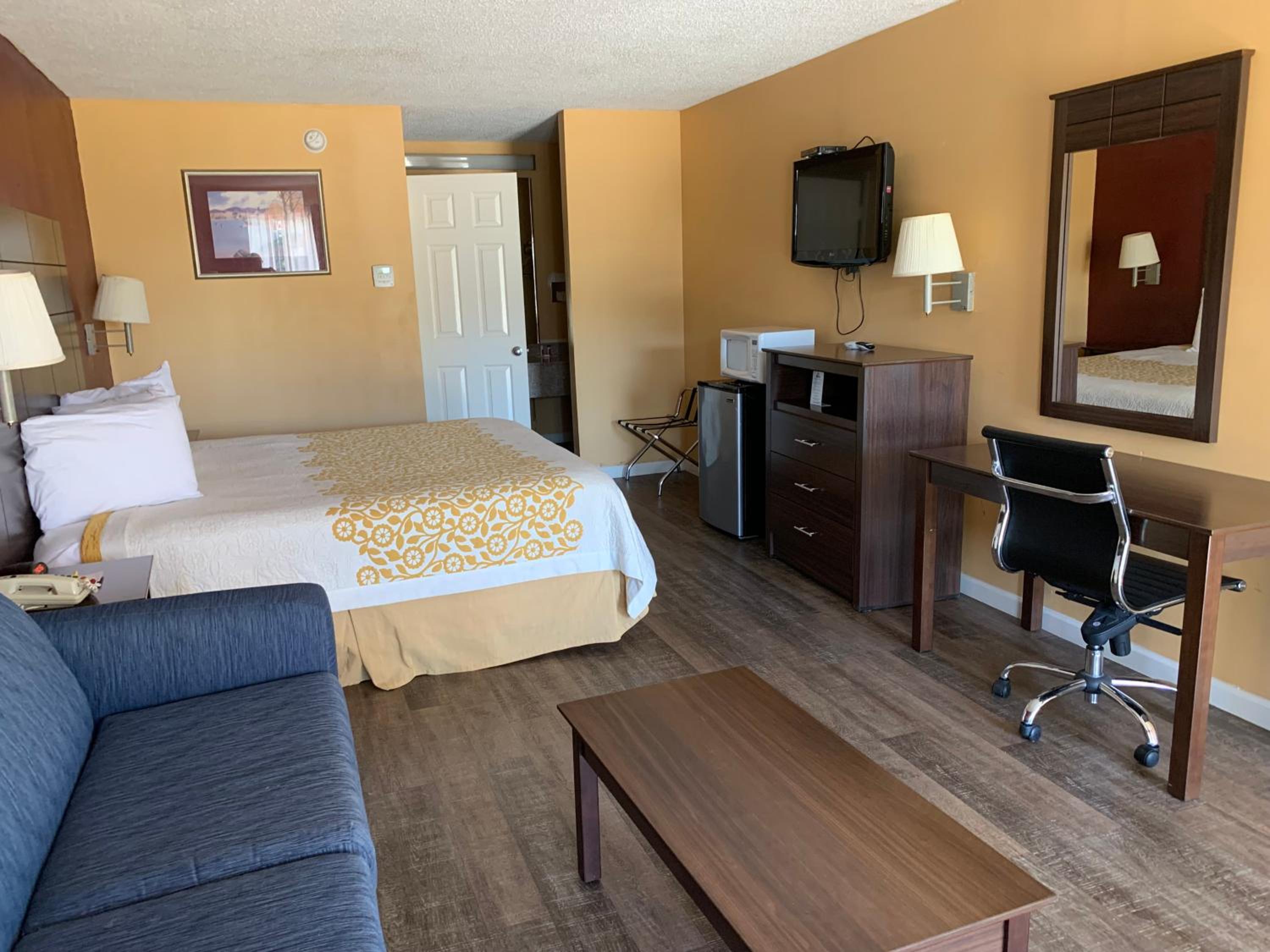 King Suite- Non-Smoking - Photo 3