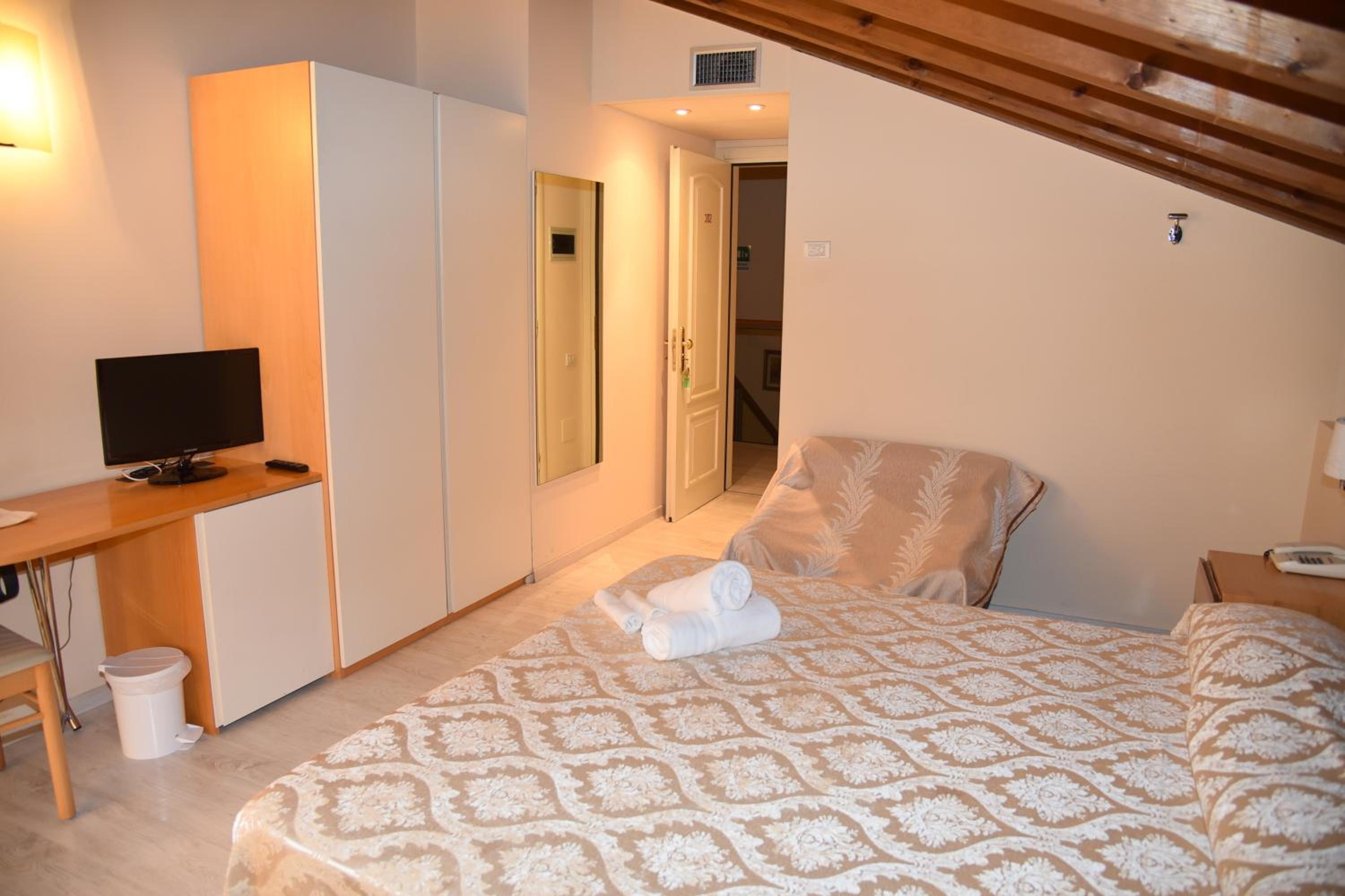 Double Room with Lake View - Photo 1