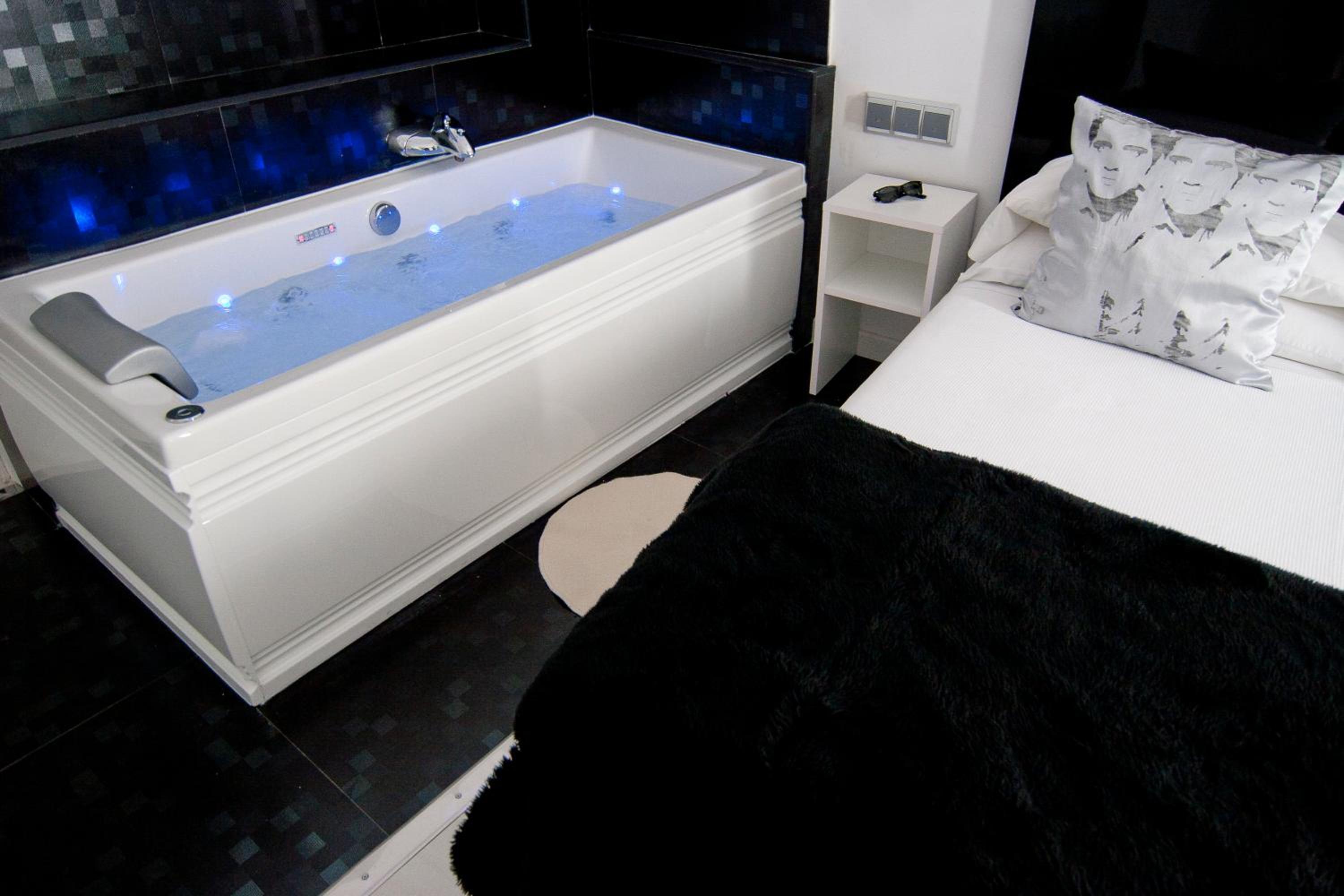 Double Room with Spa Bath photo 3