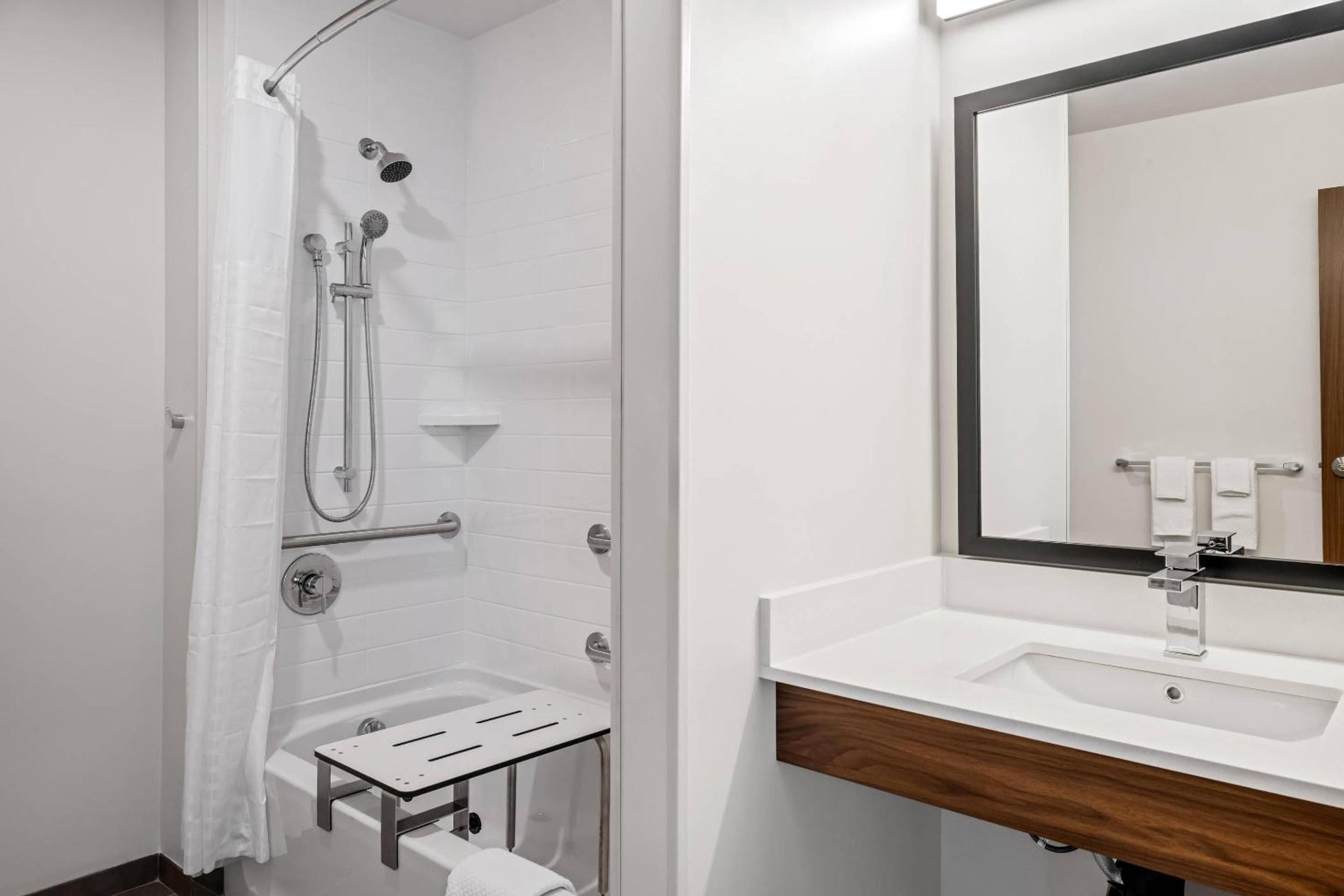 Queen Suite with Two Queen Beds and Tub - Disability Access/Non Smoking