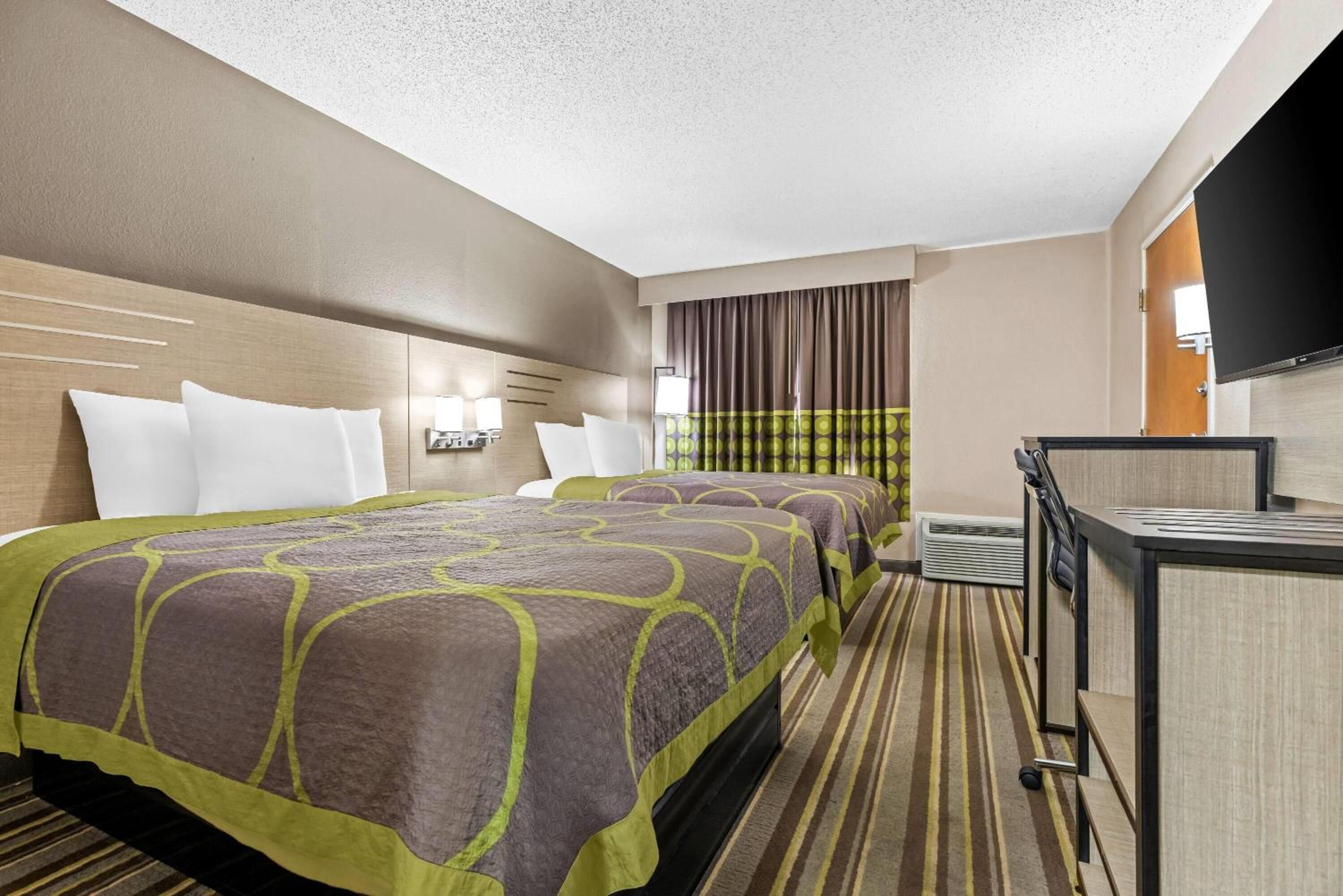 Queen Room with Two Queen Beds - Non-Smoking - Photo 2