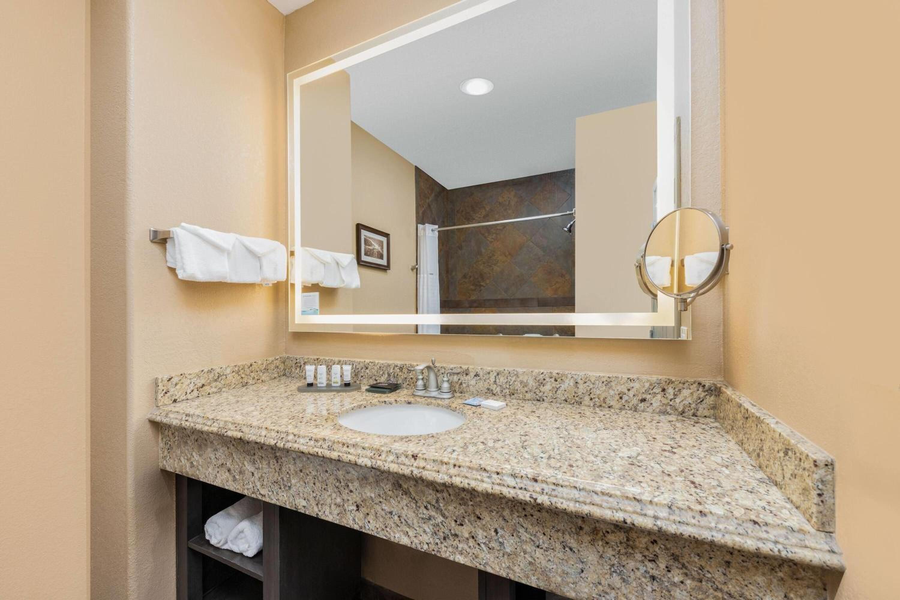 Executive King Suite with Balcony and Lake View - Upper Floor - Photo 1