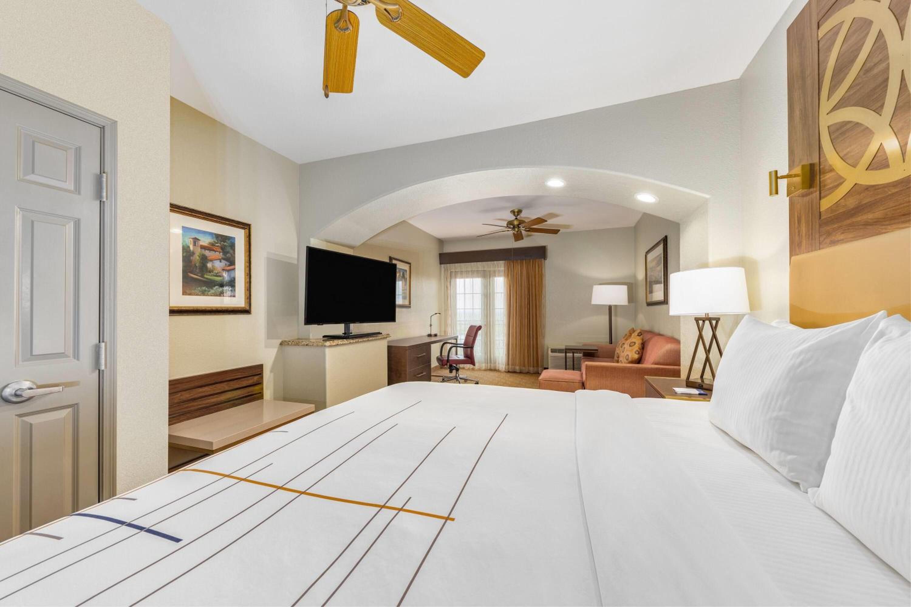 Executive King Suite with Balcony and Lake View - Upper Floor - Photo 4