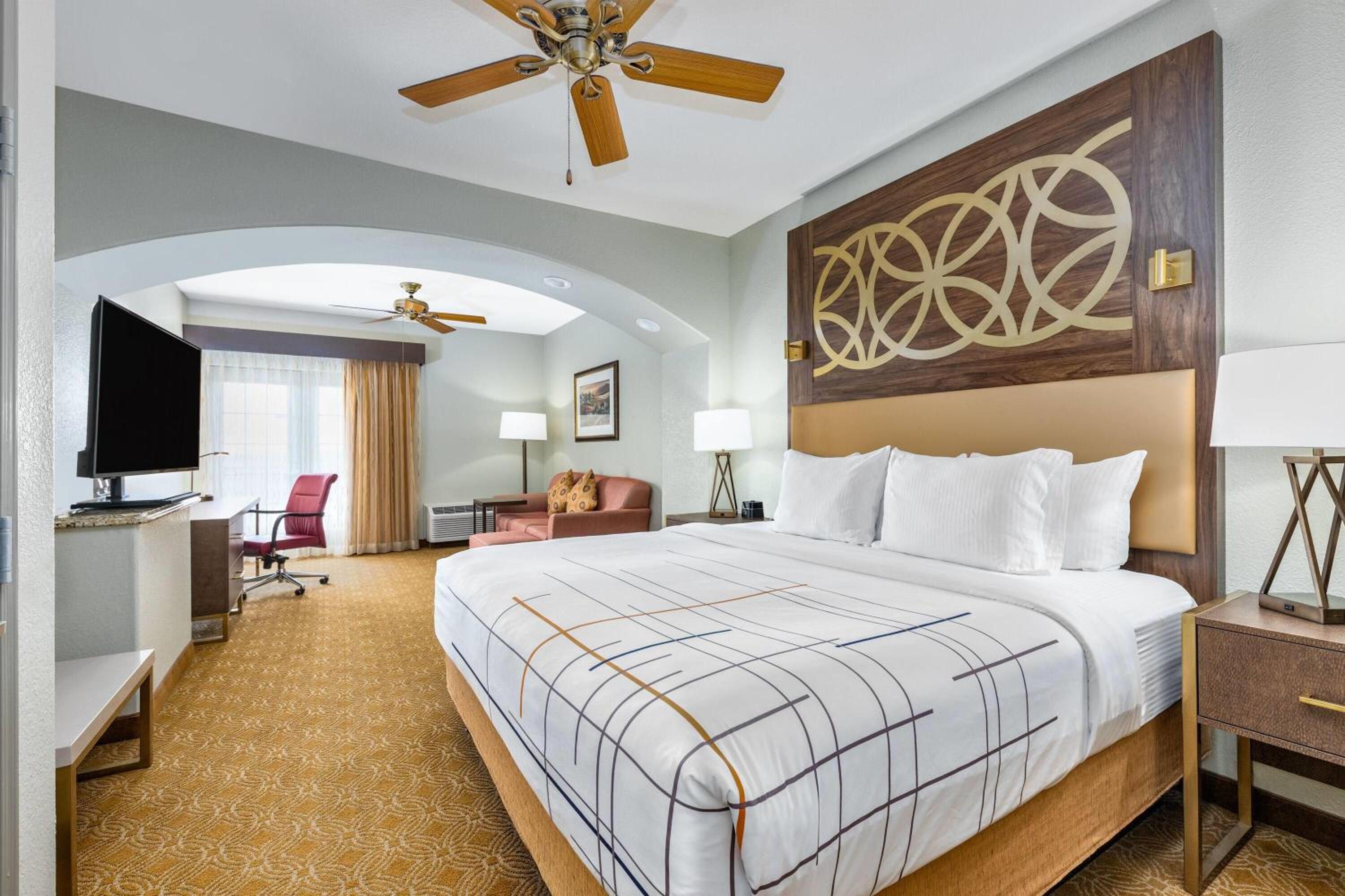 Executive King Suite with Balcony and Lake View - Upper Floor - Photo 3