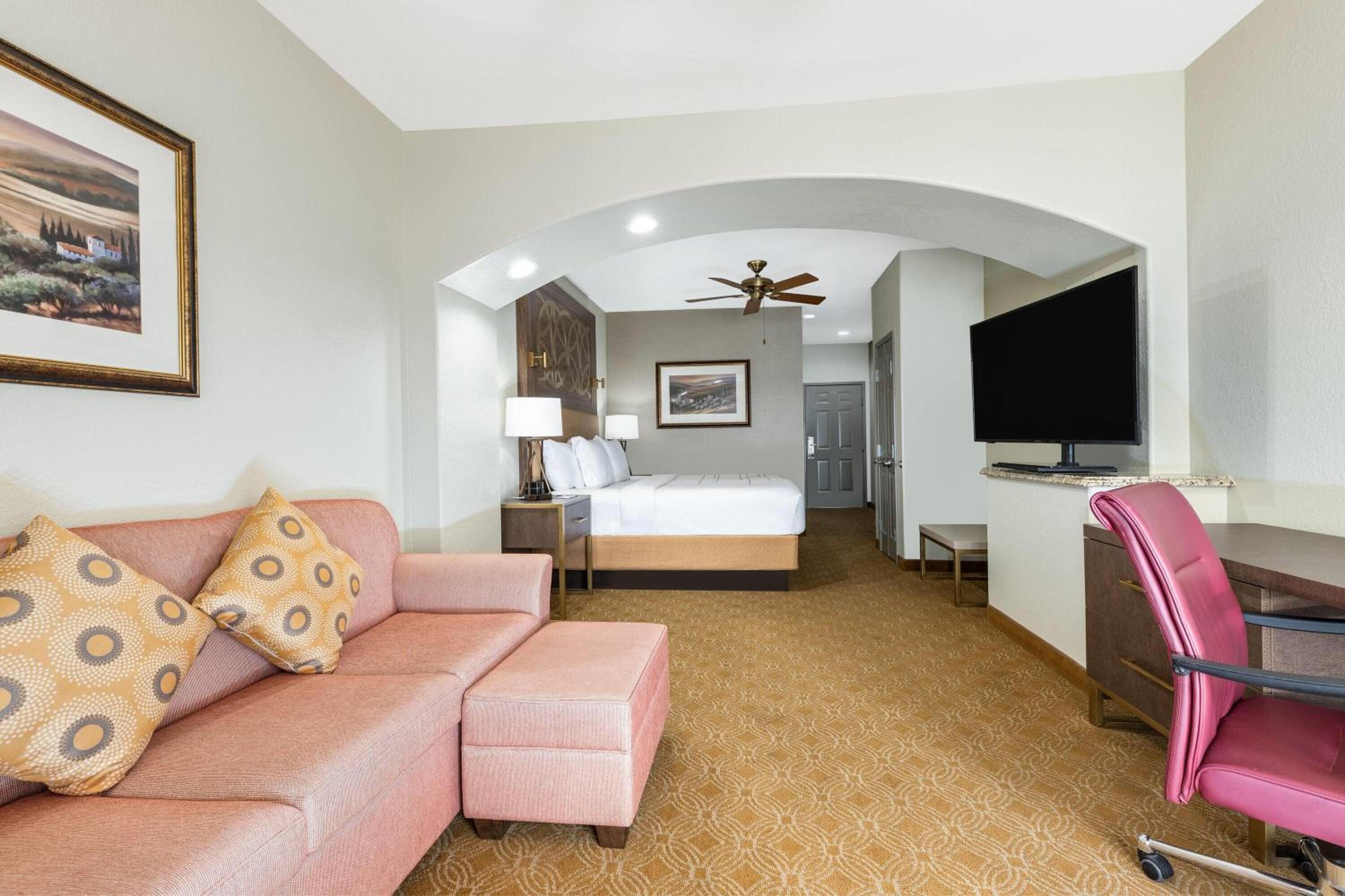 Executive King Suite with Balcony and Lake View - Upper Floor - Photo 5