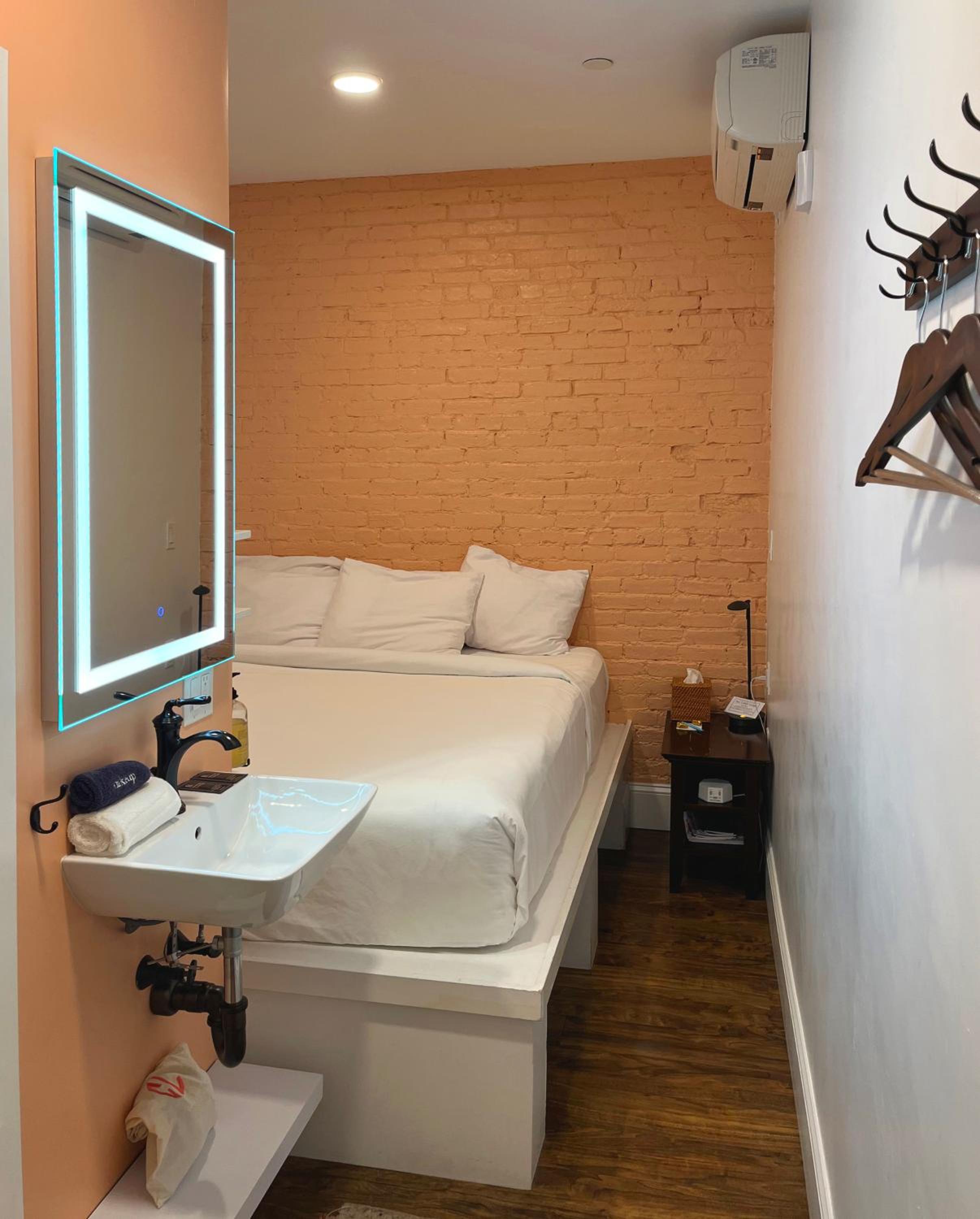 Standard King Room - Photo 1