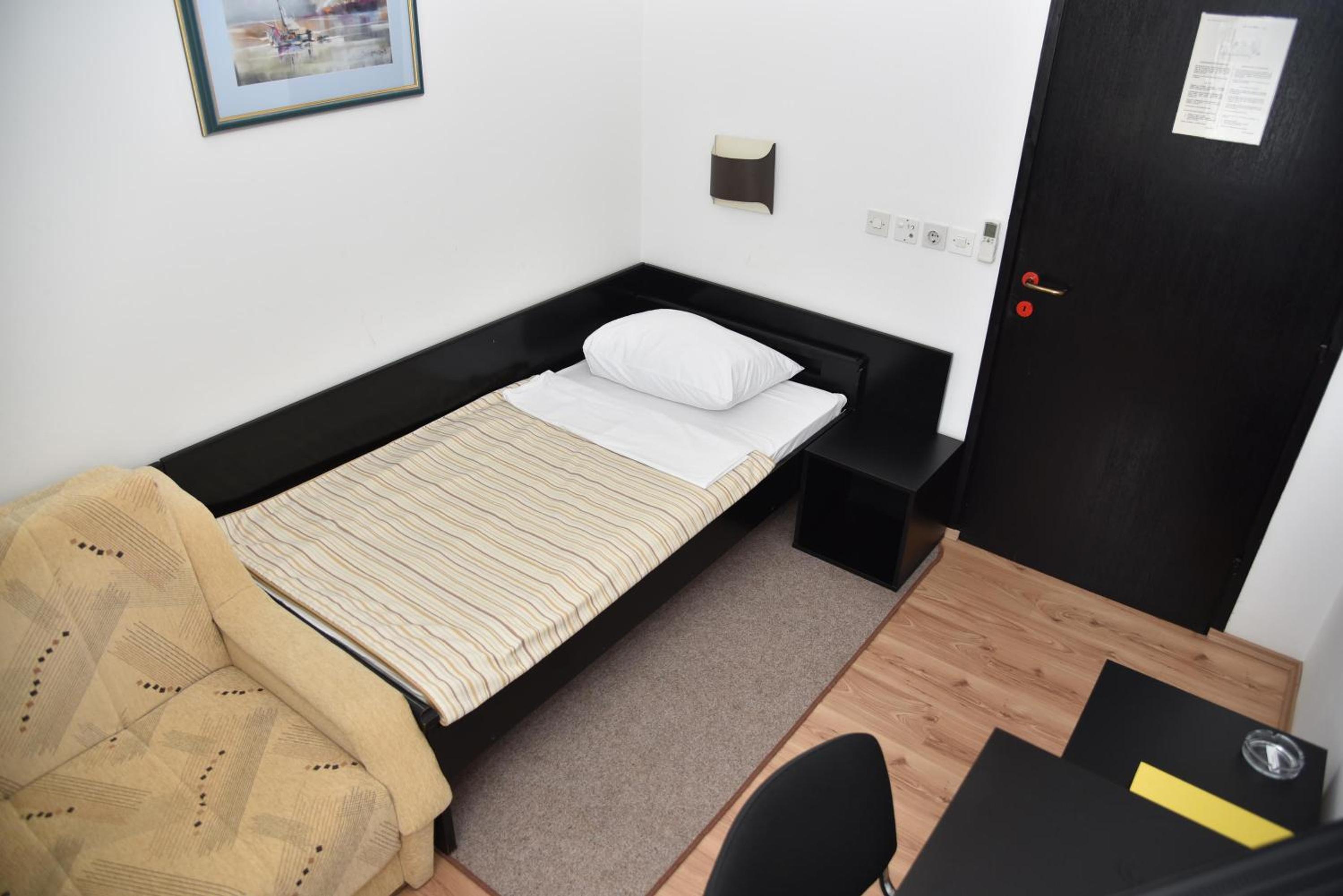 Single Room with Bathroom photo 1