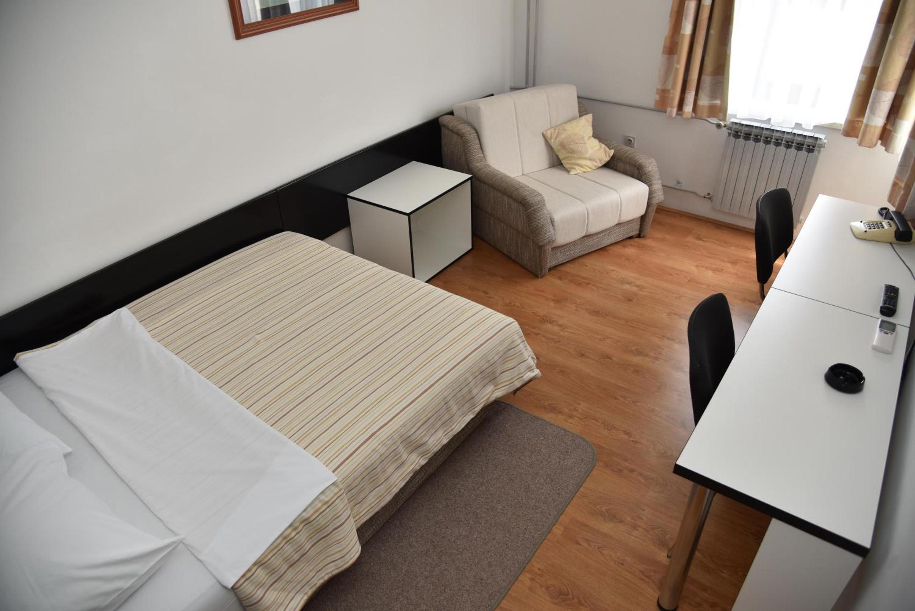 Double Room with Private Bathroom - Photo 4