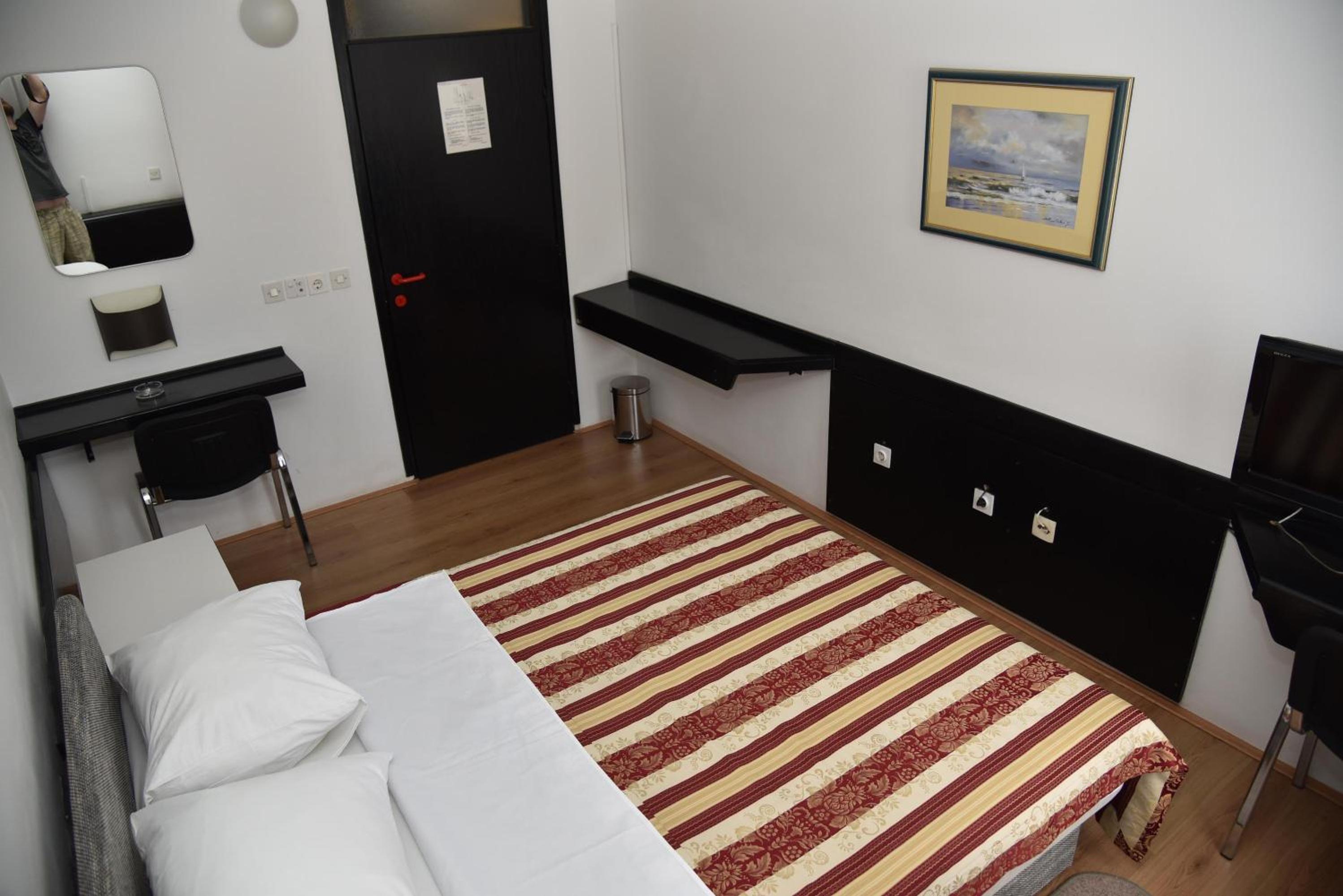 Double Room with Private Bathroom - Photo 3