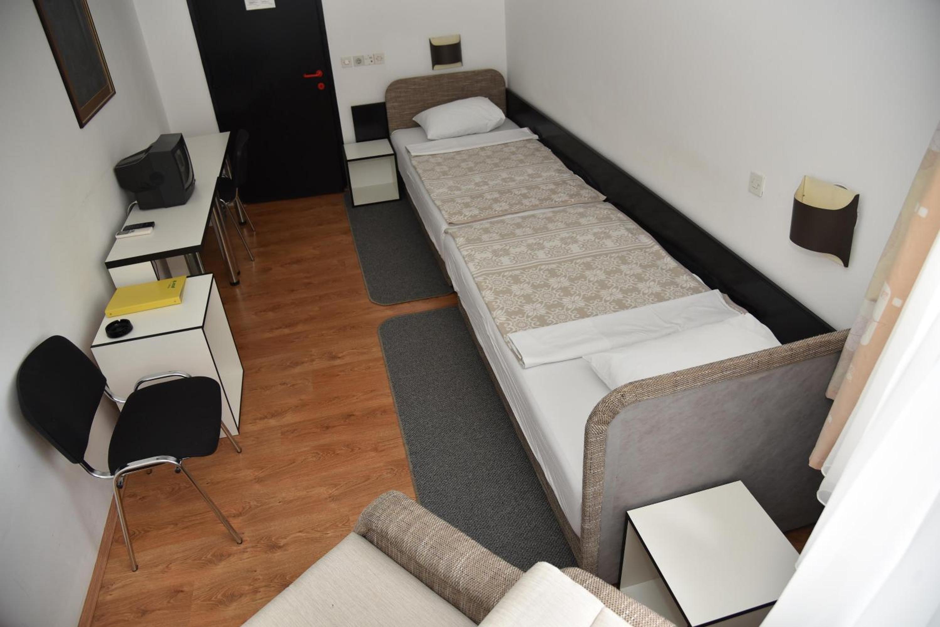 Twin Room with Bathroom - Photo 3