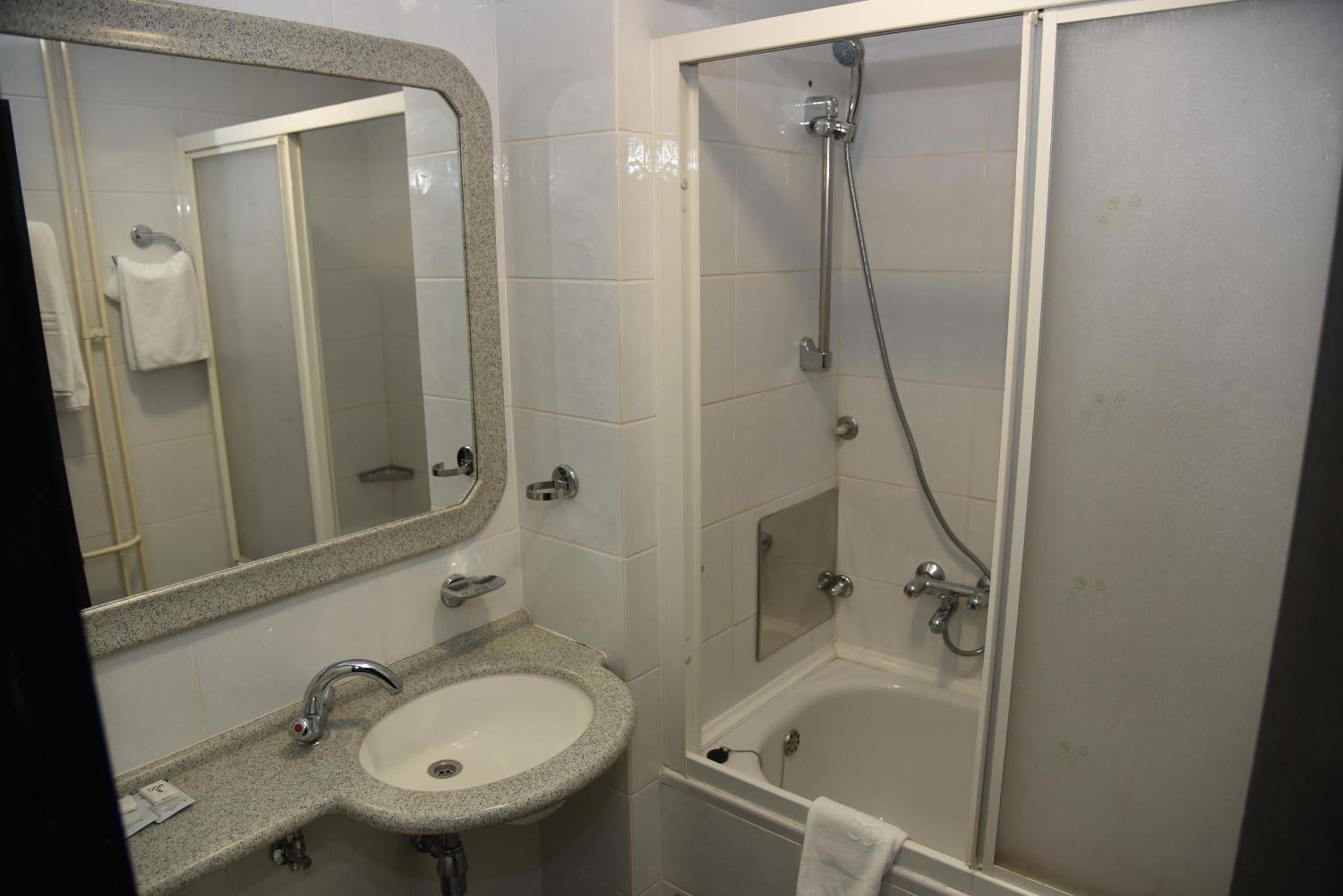 Twin Room with Bathroom - Photo 4