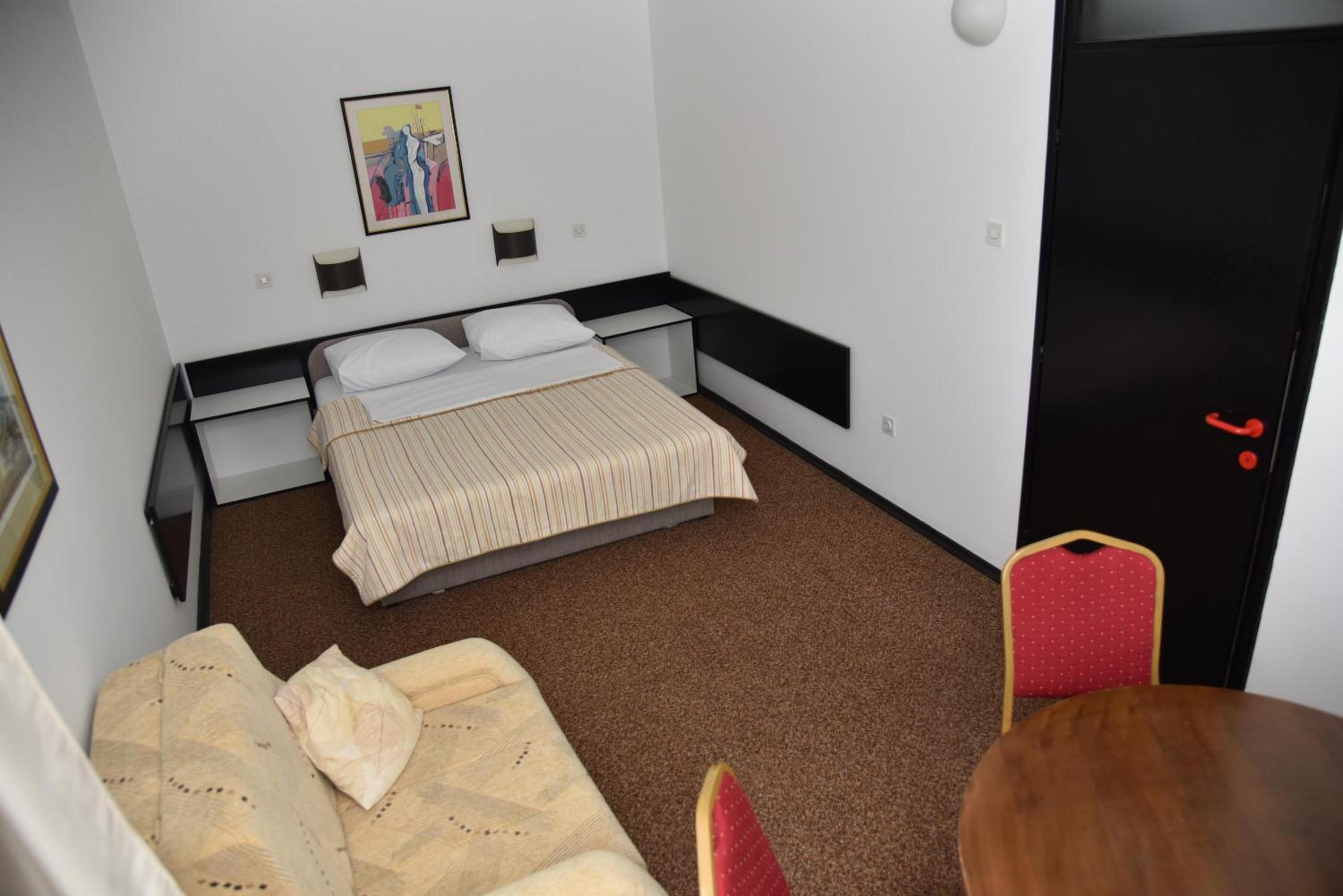 Suite - Photo 3
