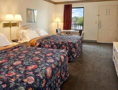 Queen Room with Two Queen Beds - Non-Smoking - Photo 3