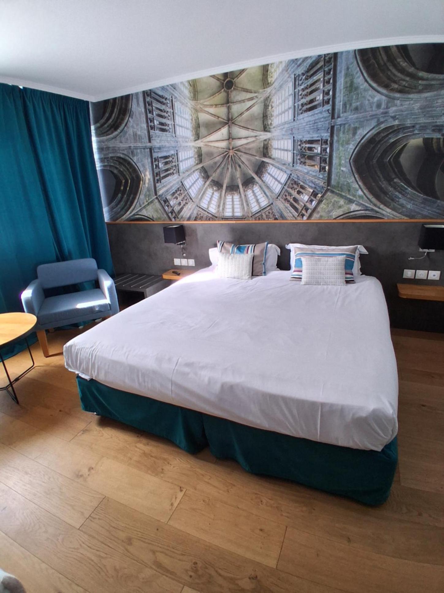 Standard Room with One Double Bed and One Single Bed