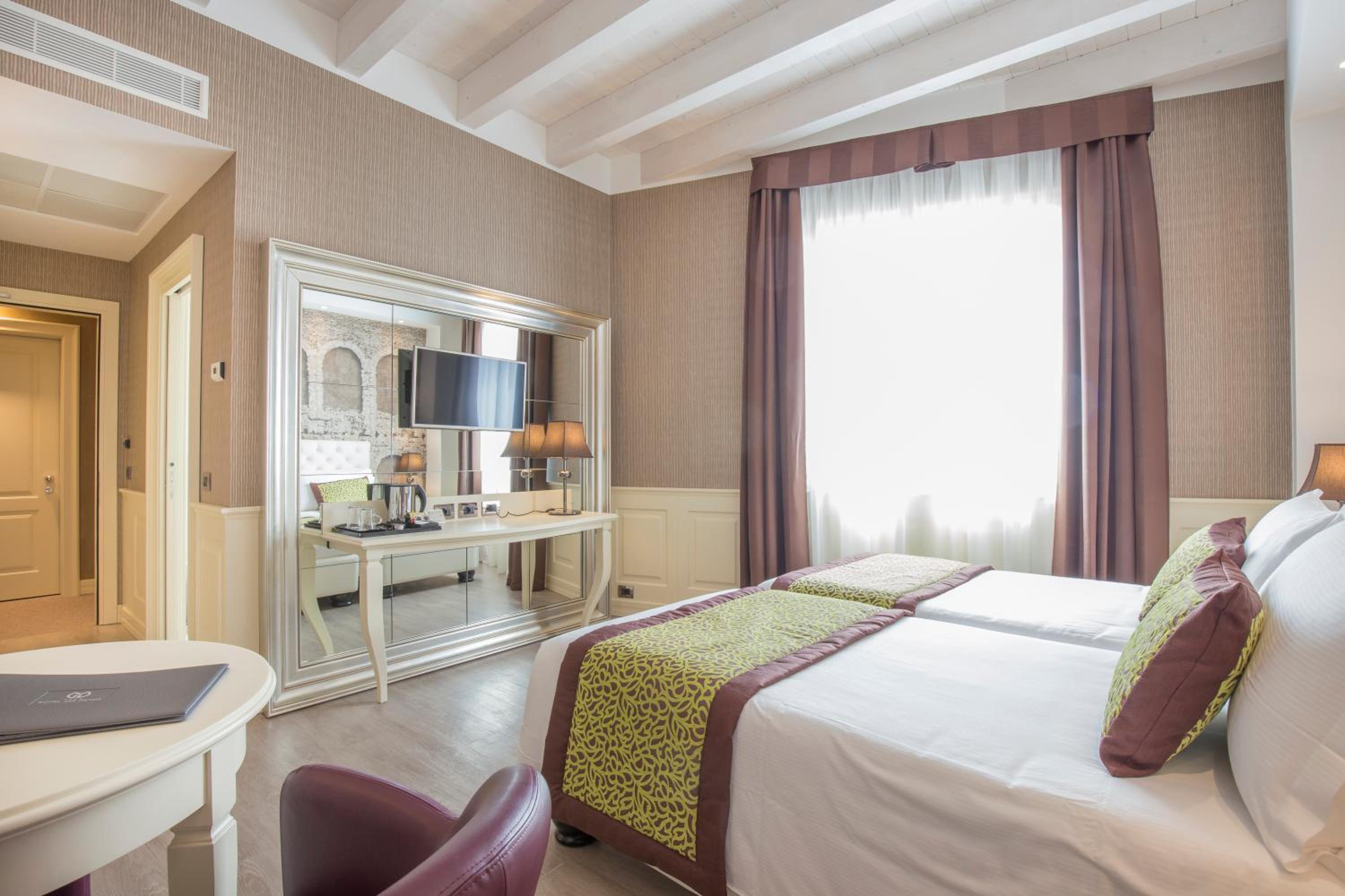 Deluxe Twin Room - Photo 7