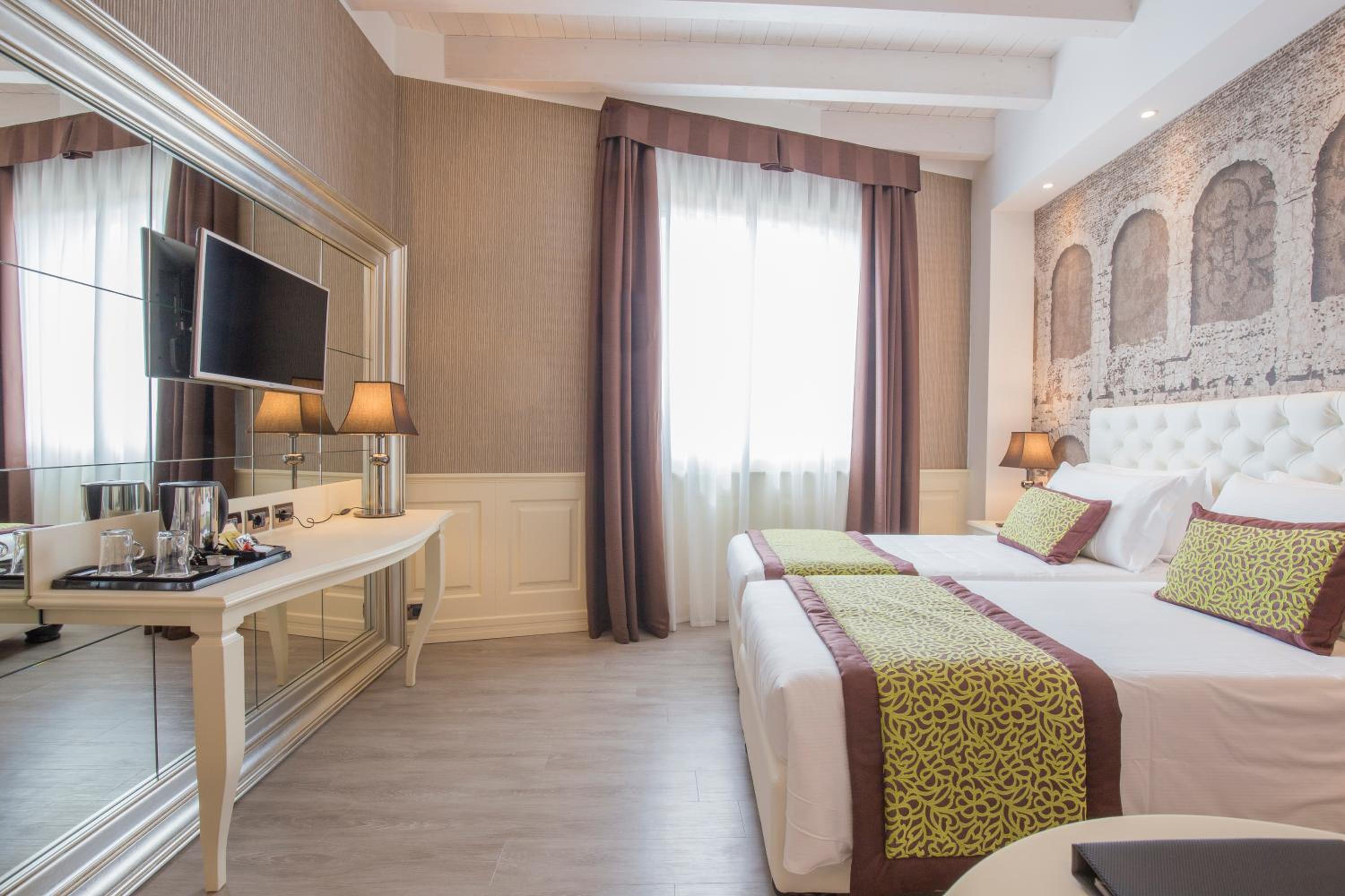 Deluxe Twin Room - Photo 8