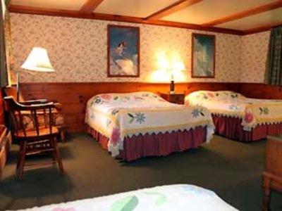 Queen Room With Additional Twin Bed photo 1