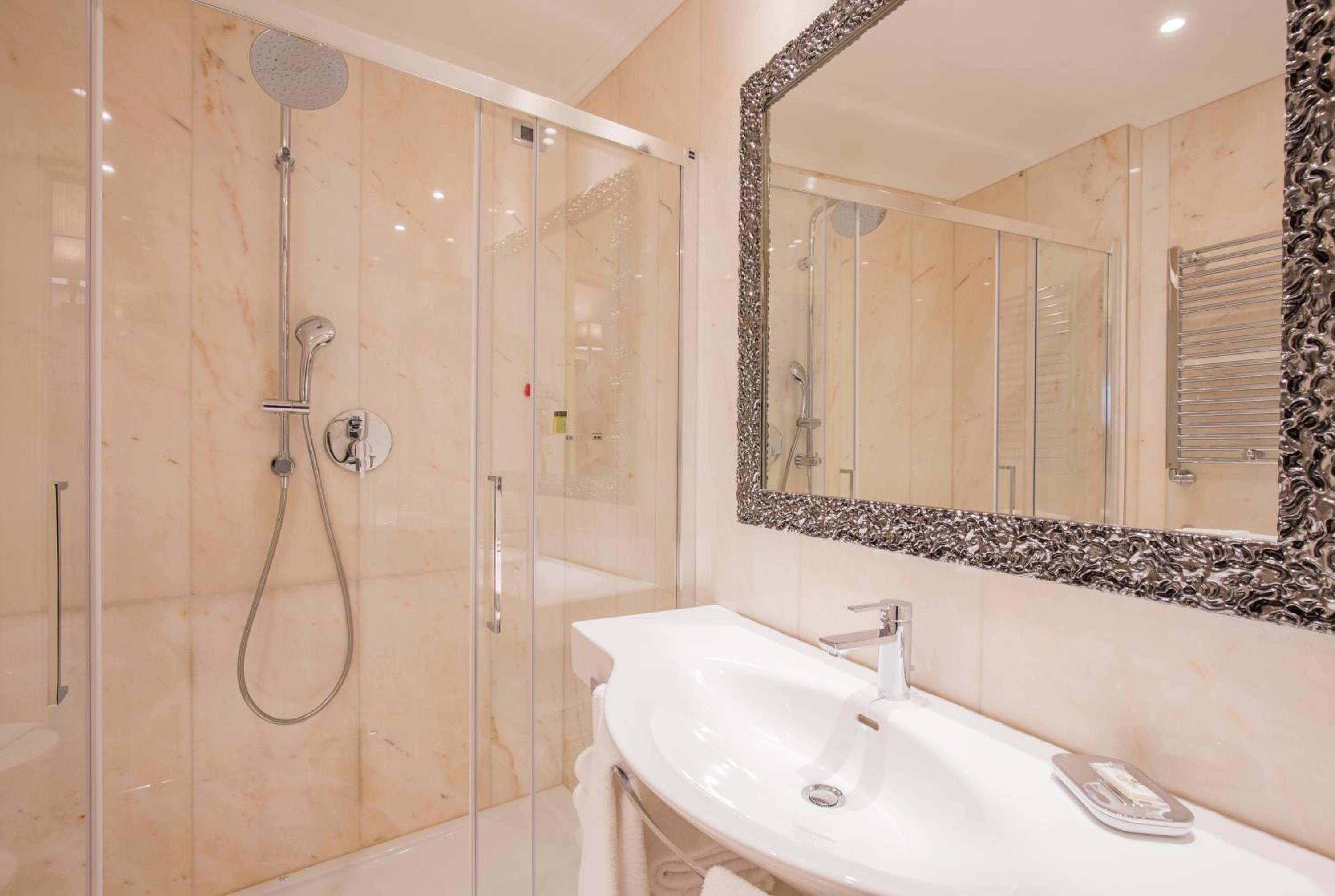 Deluxe Double Room - Photo 15