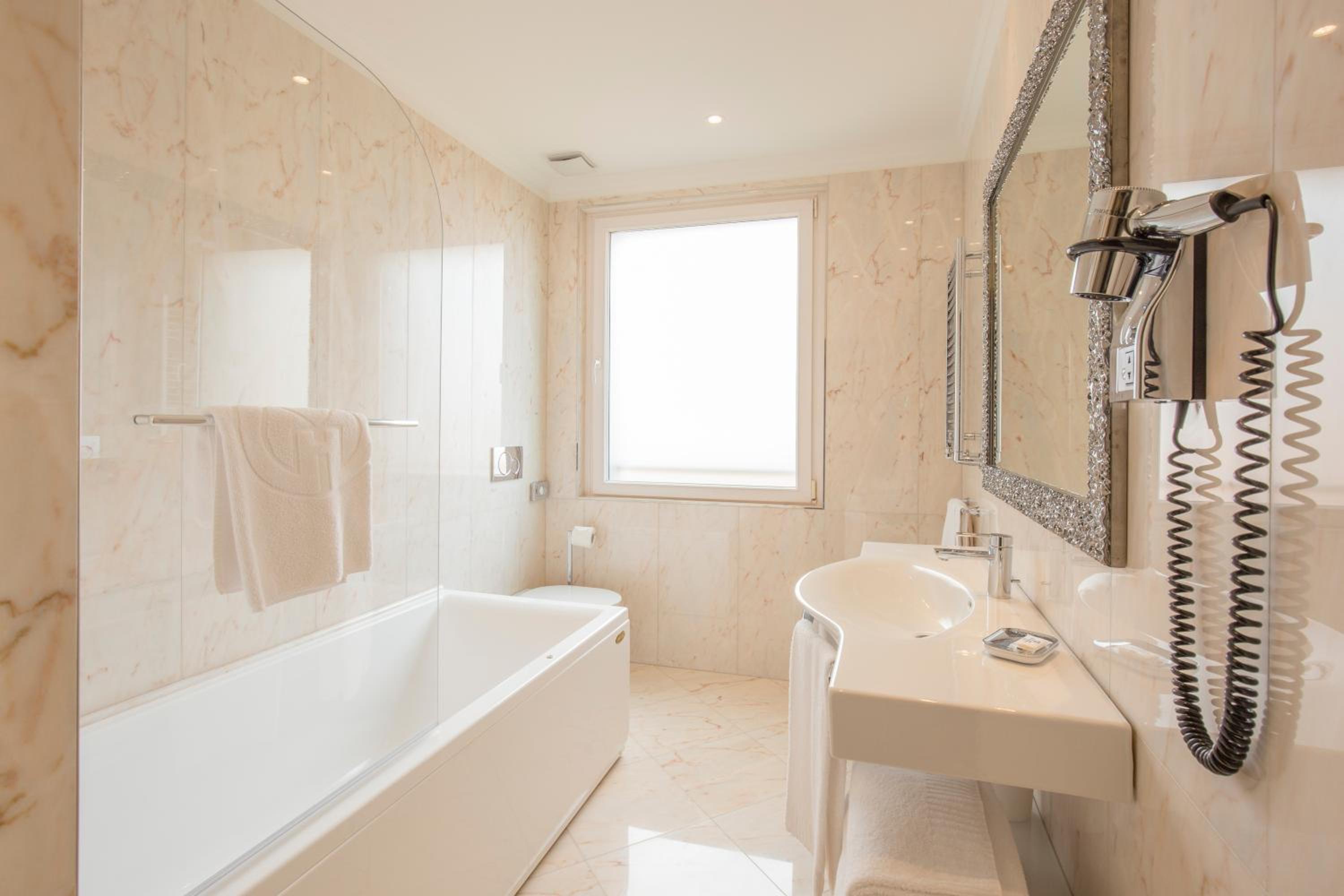 Deluxe Double Room - Photo 13