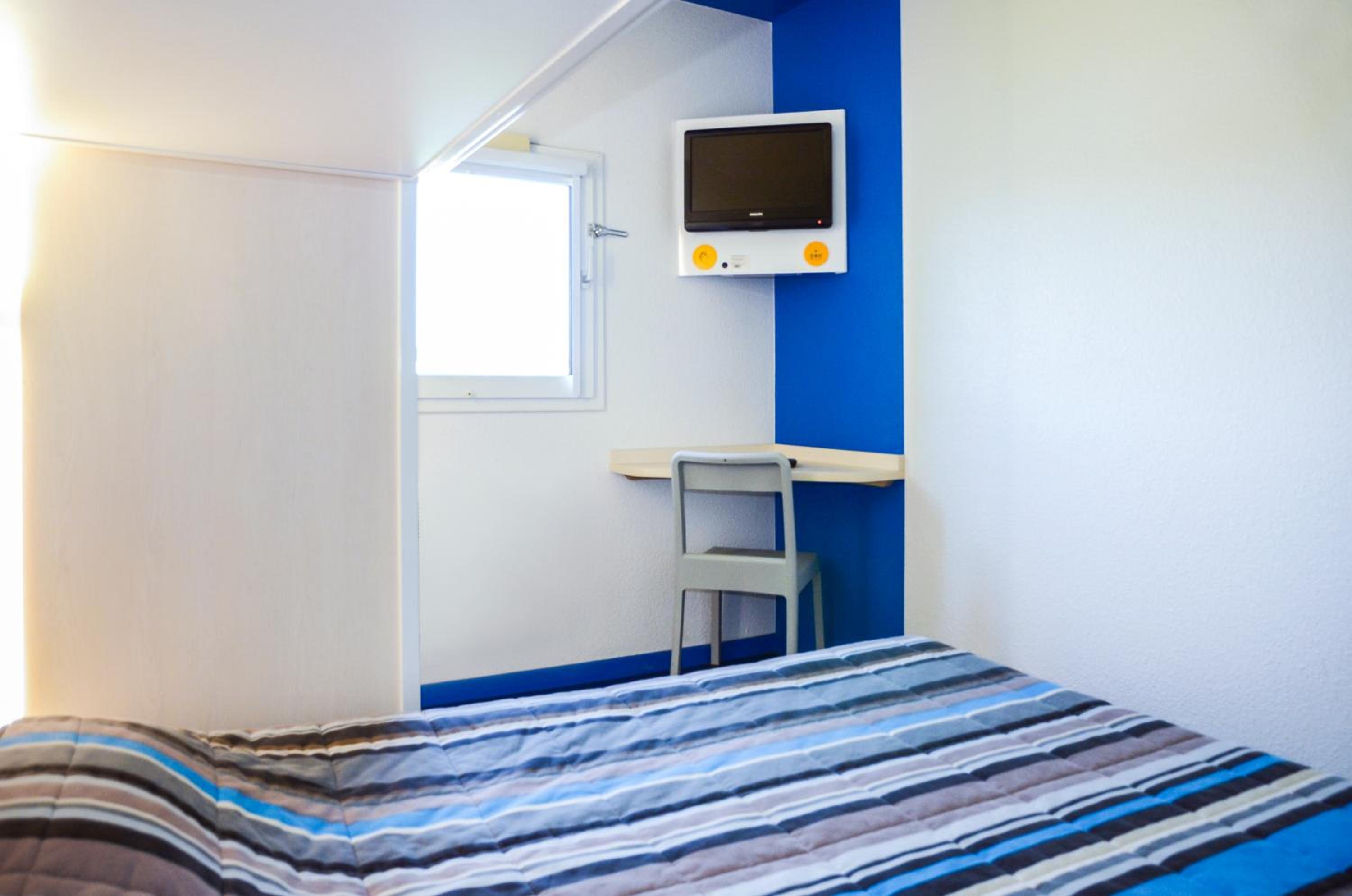 Economy Triple Room photo 2