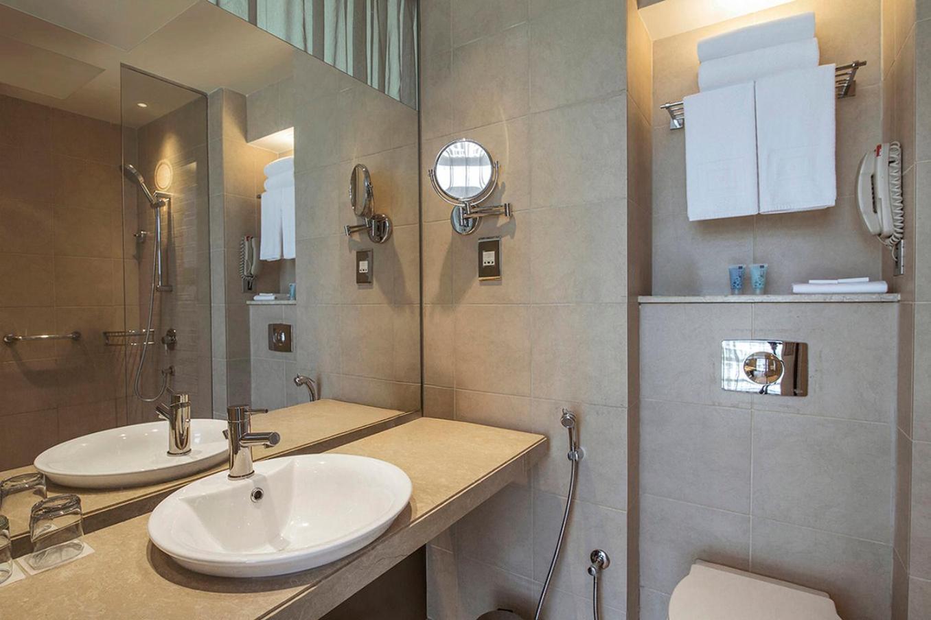 Family Queen Suite - Accessible with Plaza View/Theme Park photo 2