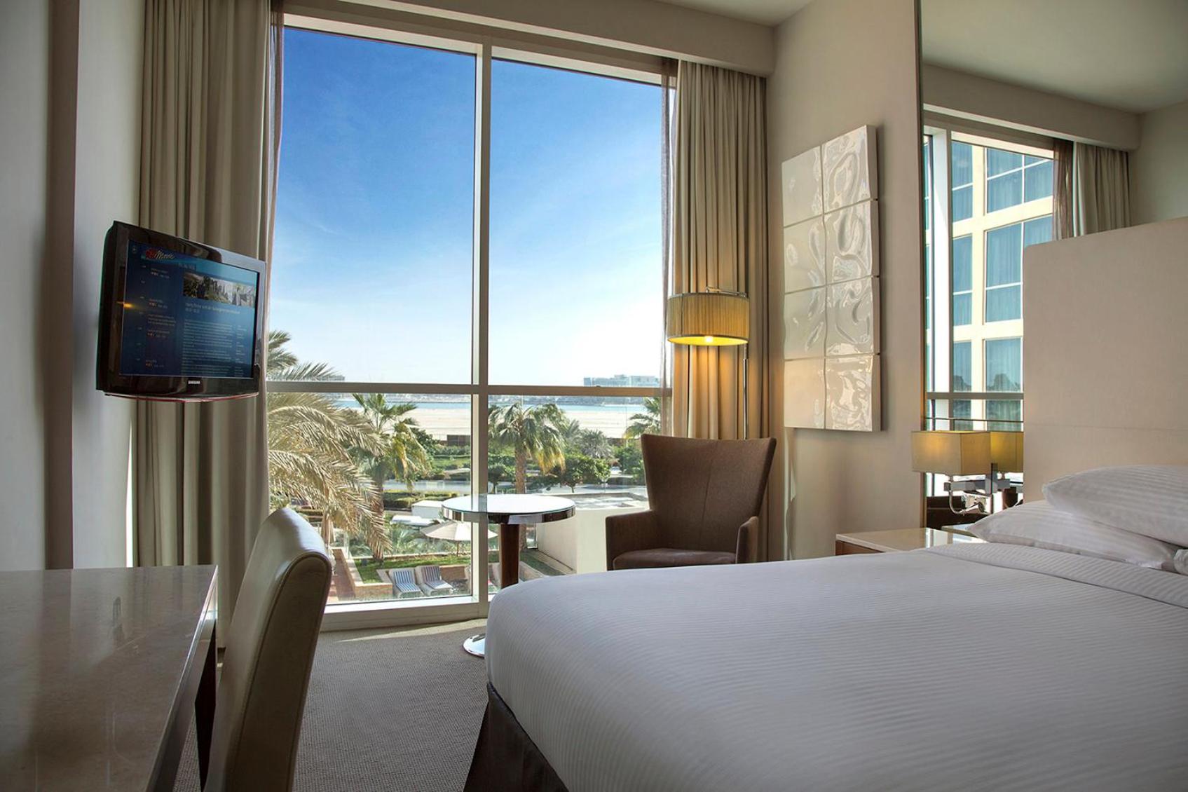Family Queen Suite with Pool View - Theme Park Access photo 2