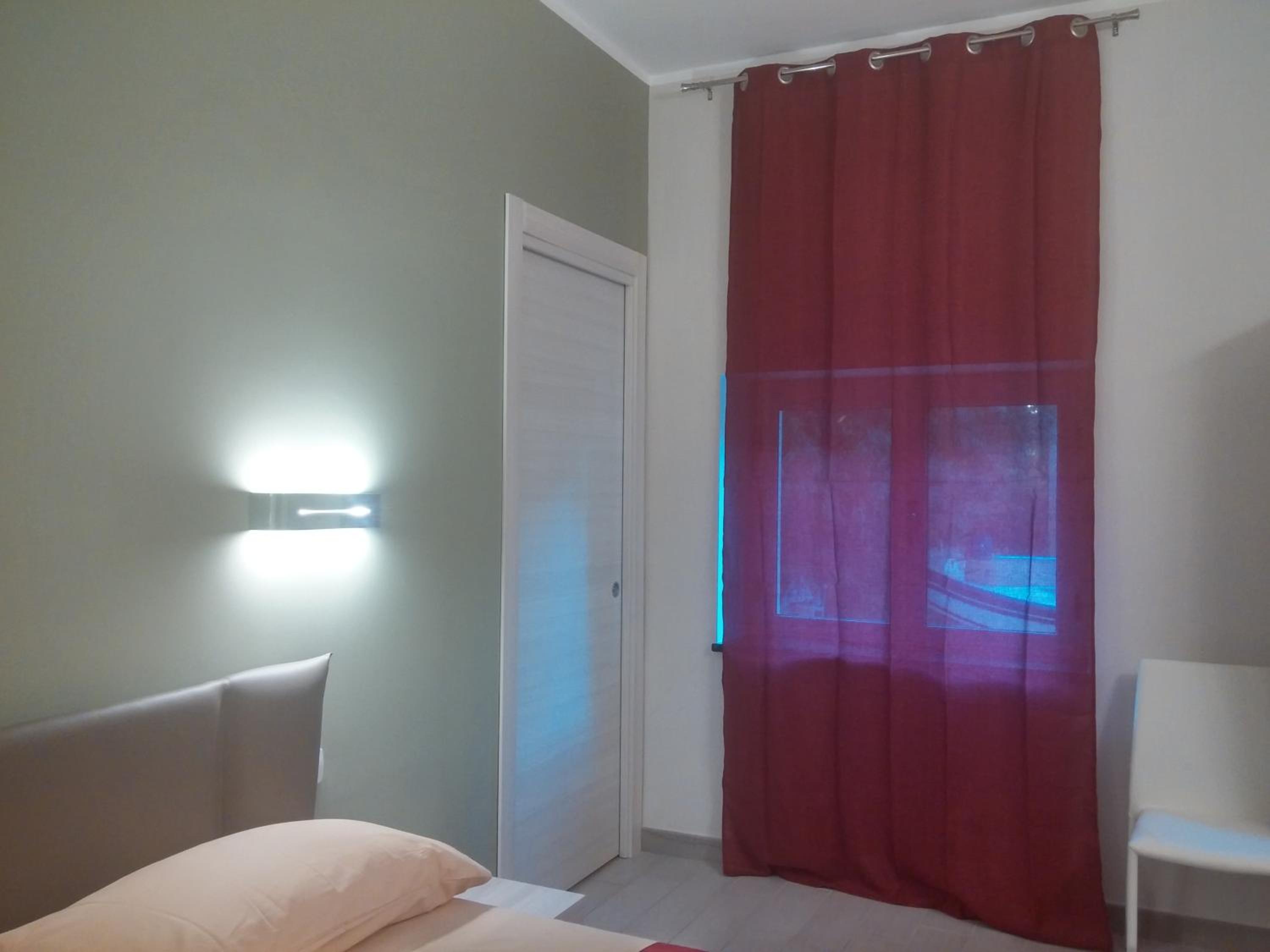 Deluxe Double Room with Shower - Photo 8