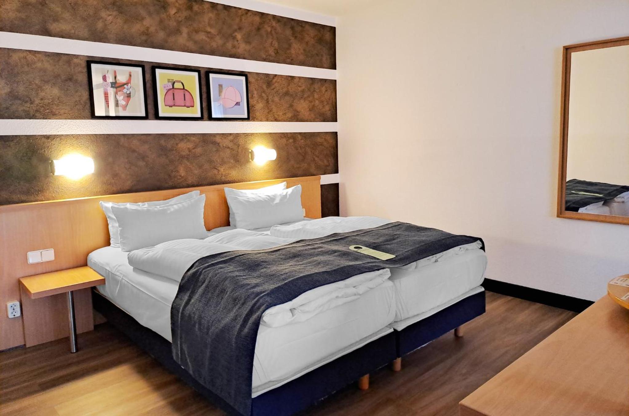 Premium Twin Room with Sofa Bed - Photo 12