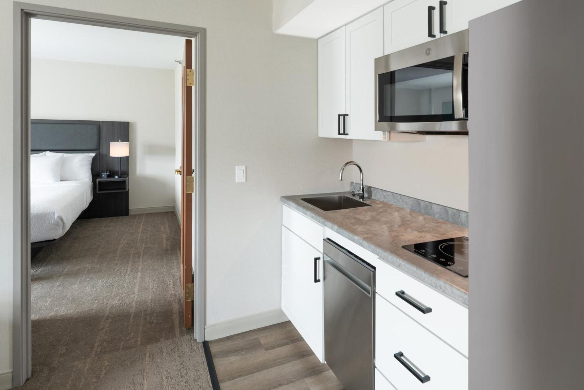 One-Bedroom King Suite with Fireplace - Photo 5