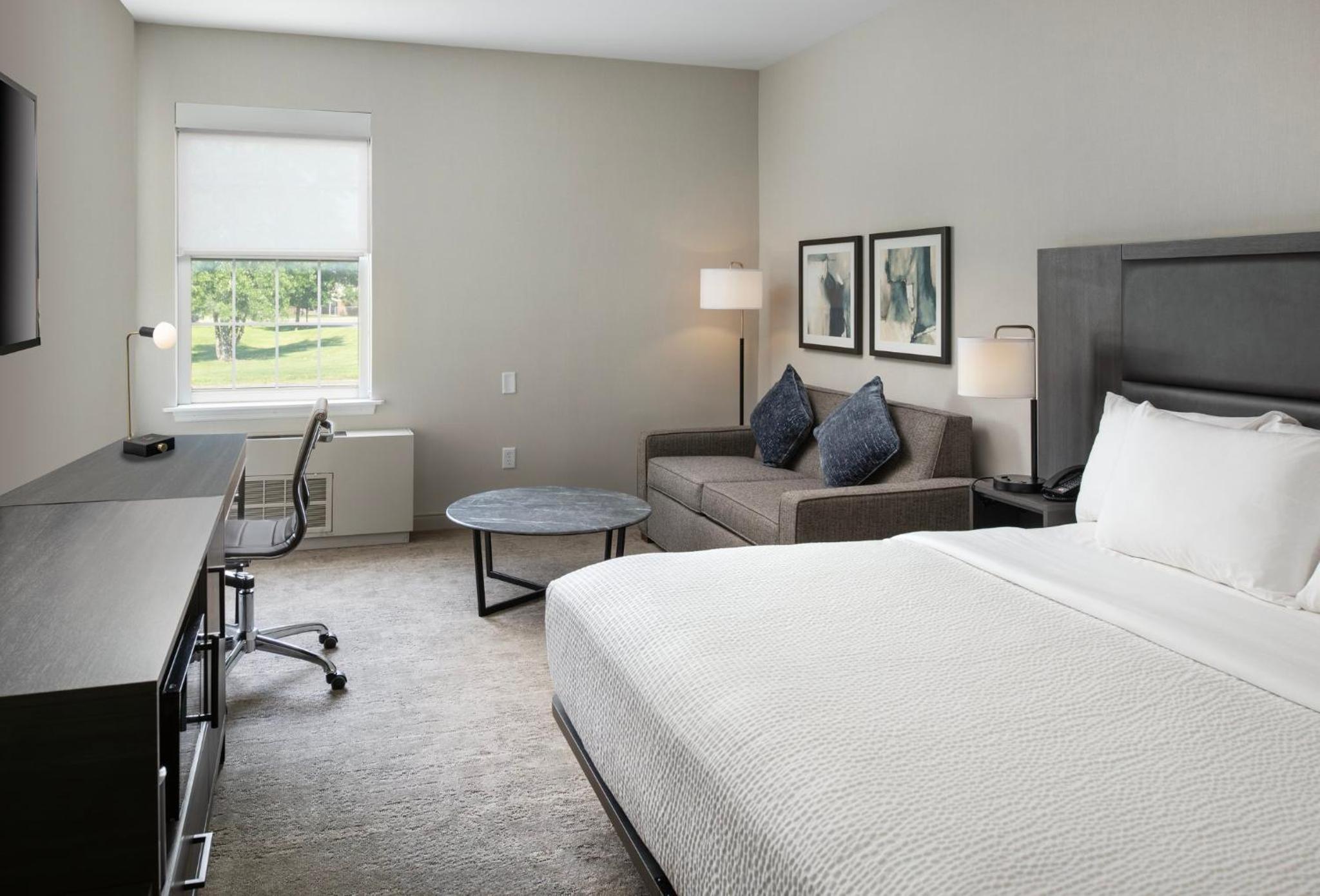 Standard King Room with Sofa Bed - Photo 3