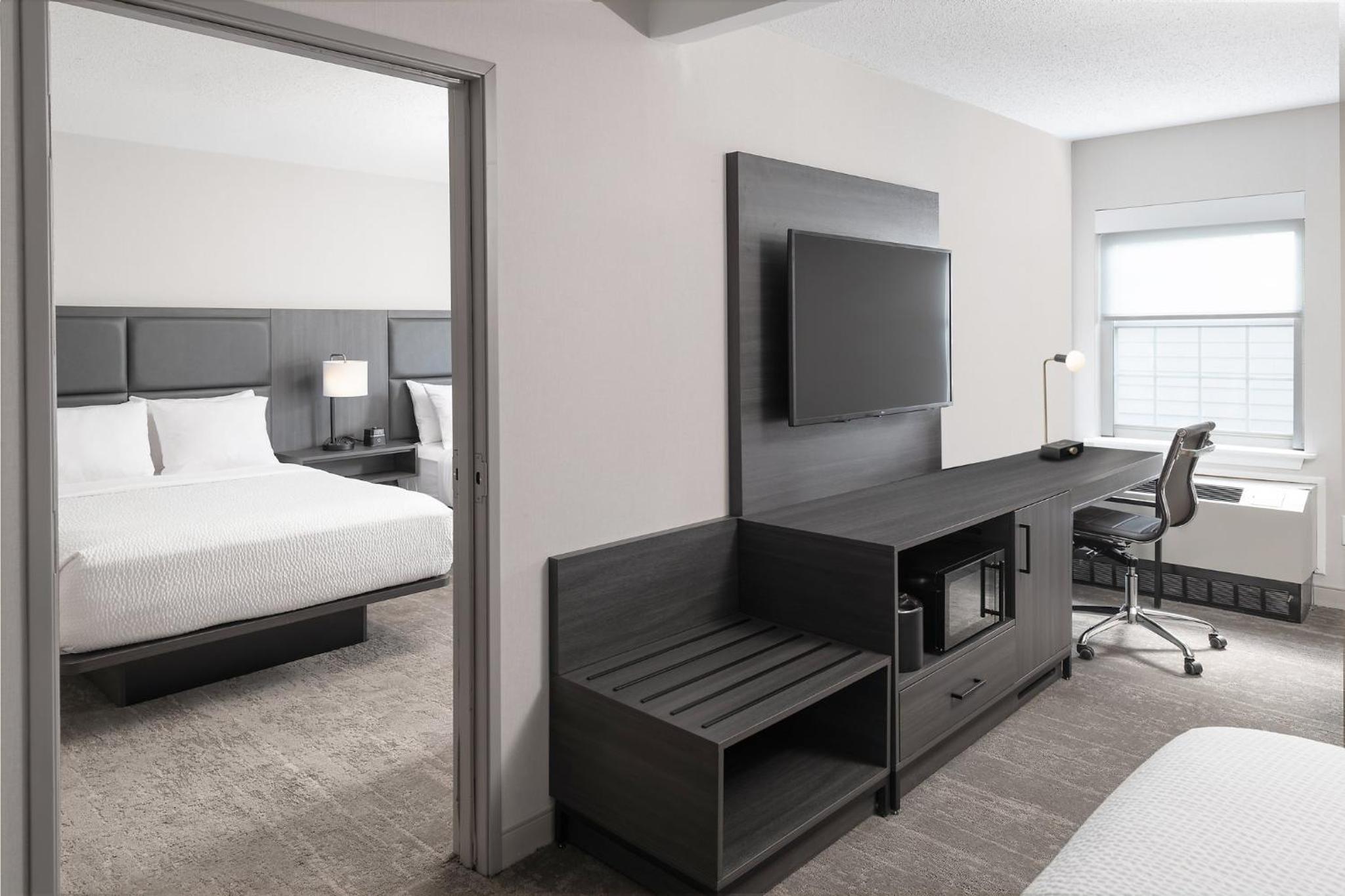 Two-Bedroom Suite with One King Bed and Two Queen Beds - Photo 3