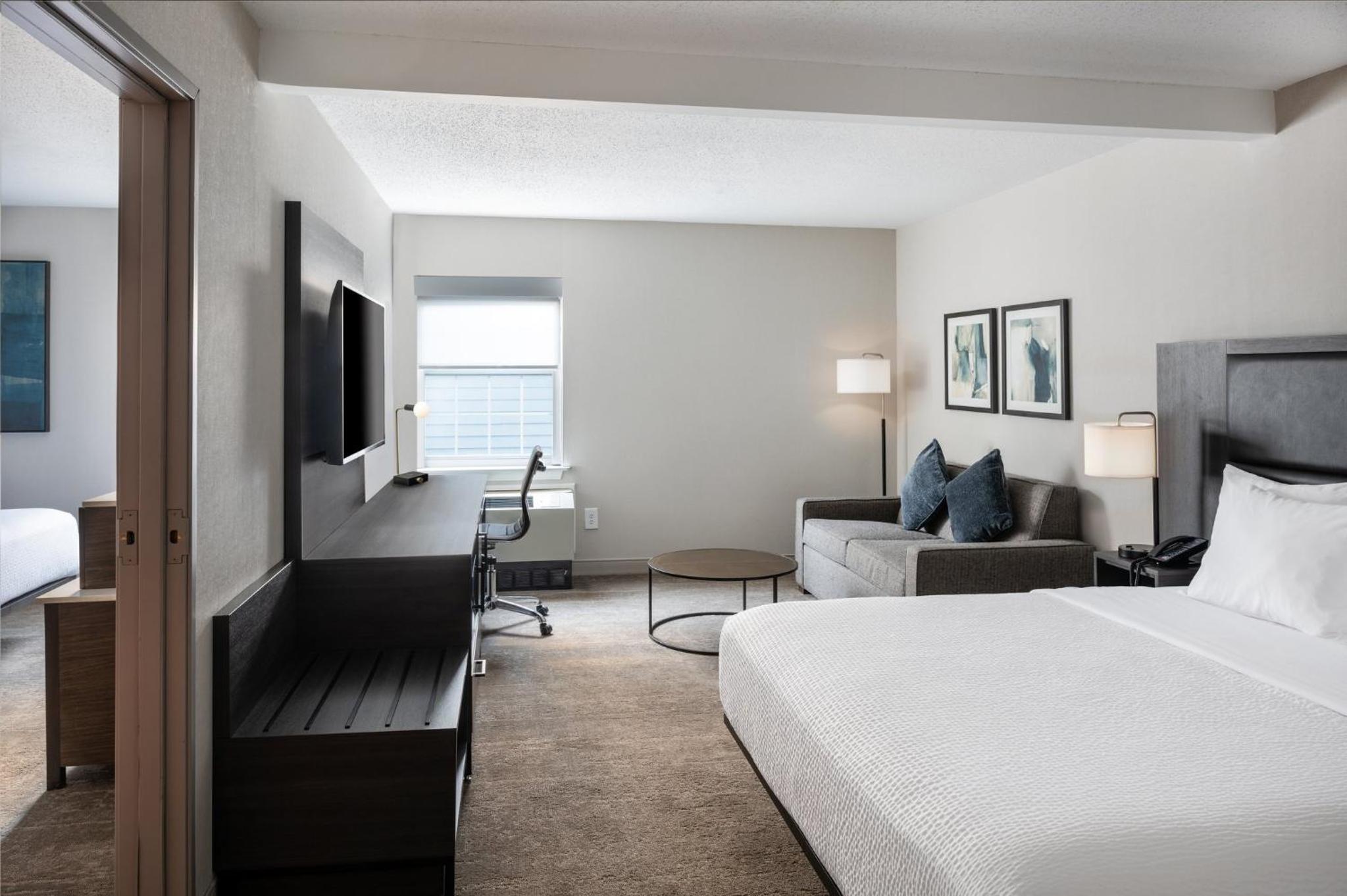 Two-Bedroom Suite with One King Bed and Two Queen Beds - Photo 4