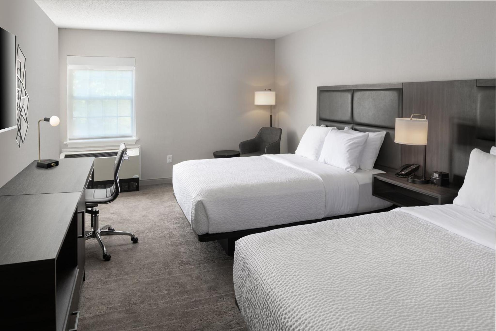Standard Room with Two Queen Beds - Photo 4