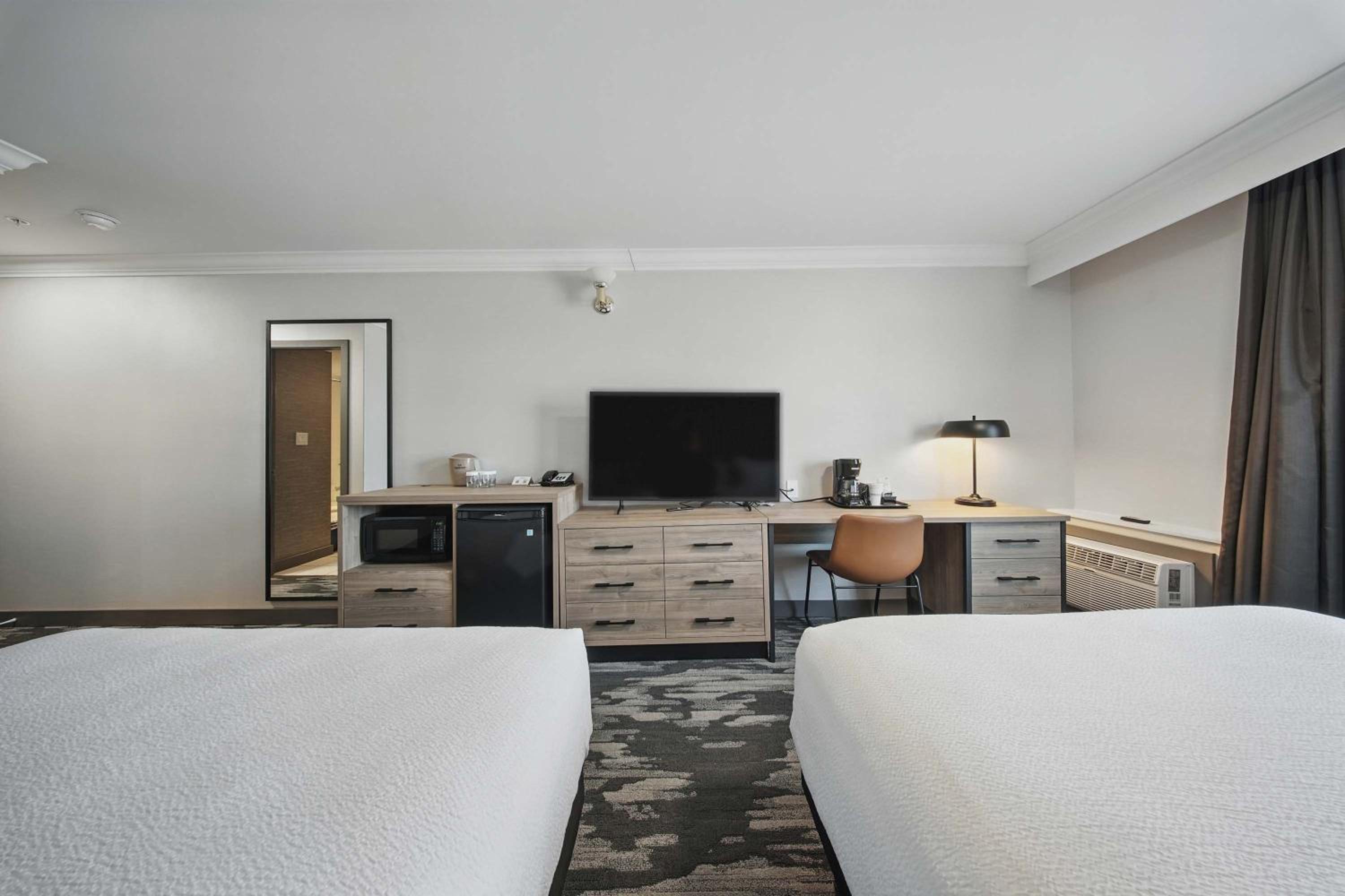 Standard Room, 2 Queen Beds - Photo 4