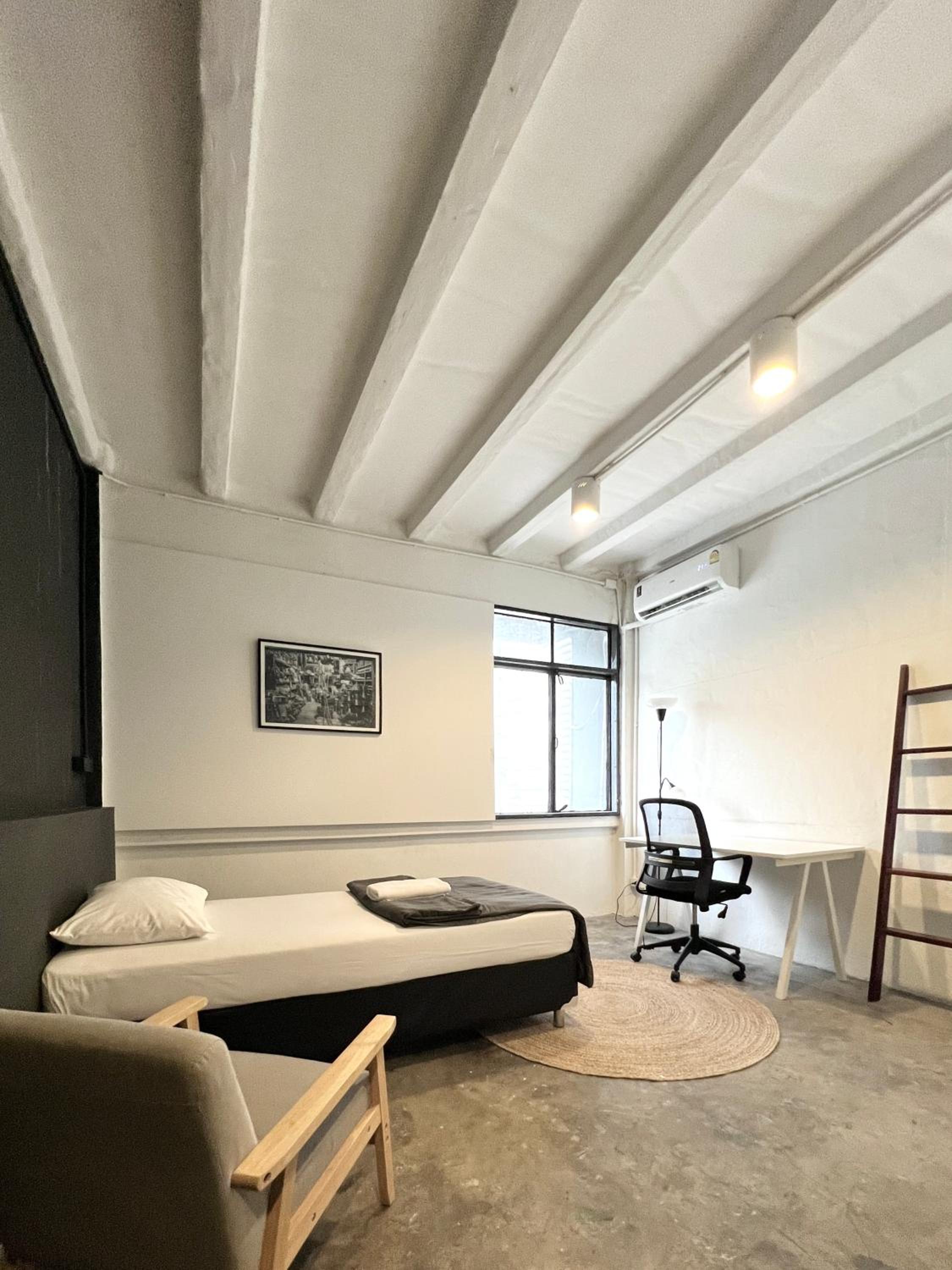 Single Room with Bathroom - Photo 3