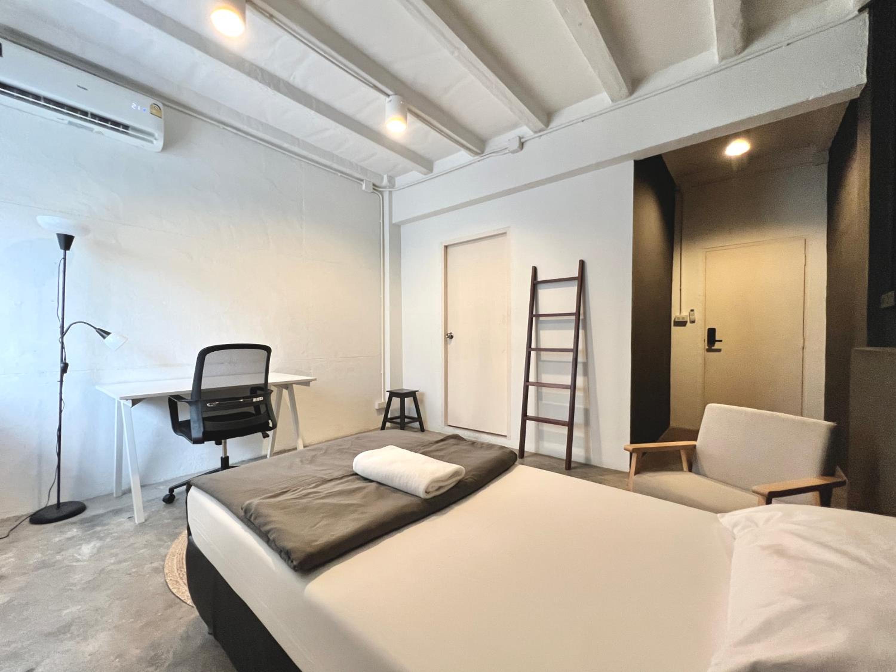 Single Room with Bathroom - Photo 4