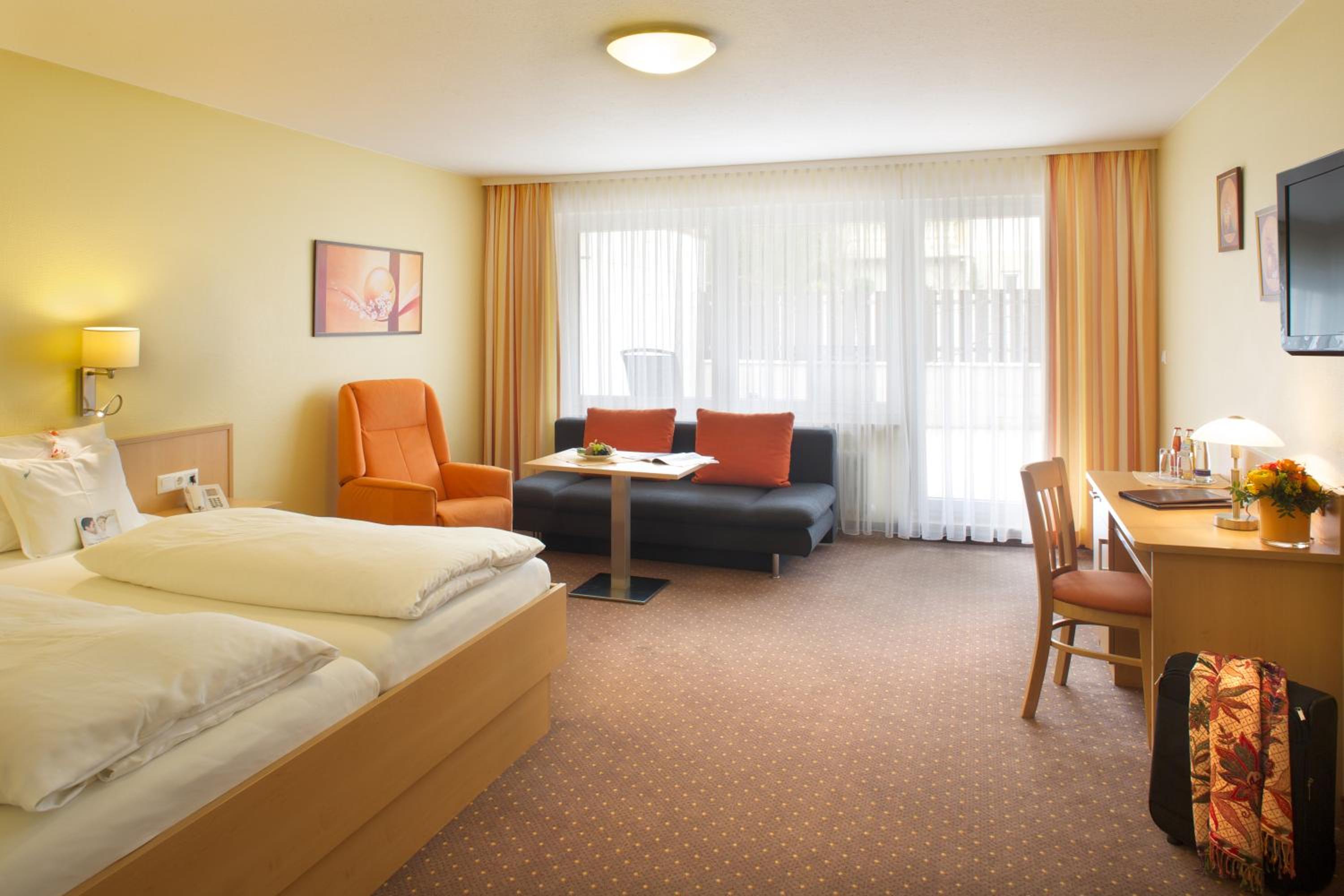 Double Room with Balcony - Photo 3